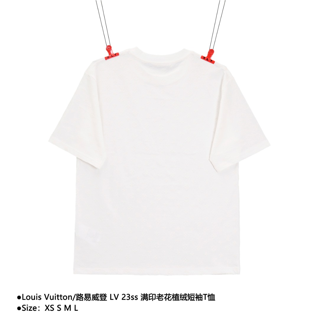 💰140
Louis Vuitton/路易威登 LV 23ss 满印老花植绒短袖T恤 
Size：XS S M L

采用特定组织的30S/1*2双纱280g精梳棉平纹，
进口数码植绒工艺，完美还原色彩，前幅大台版数码植绒，
搭配沉肩袖剪裁与颈部链条细节，释放清新闲适之风，全红外对位定位剪裁成衣，
独家单品，后领工艺，肩袖工艺完全相同，定制同编号水洗只为最高呈现。 
颜色：白色，黑色

款式编号：E-56056056015