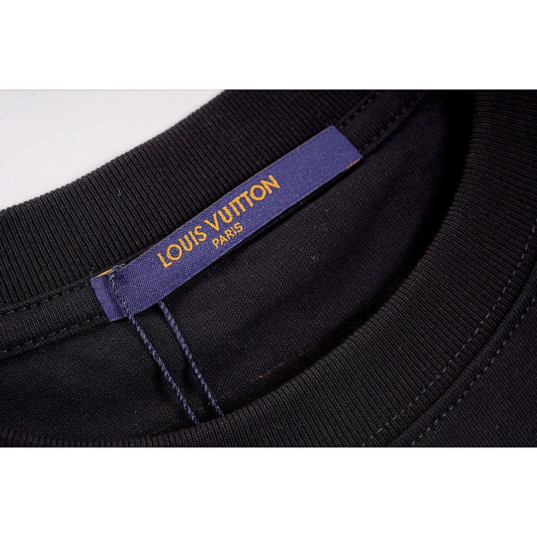 Louvis Vintton/路易威登 LV 23SS 1854扭曲标识印花短袖 夏季限量定制款 经典扭曲字母logo标识,添加1854数字标识,不经意间凸显品牌属性,进口的印花工艺,加上280克的厚重面料,透气舒适不易变形 款式编号:WF-56056056015