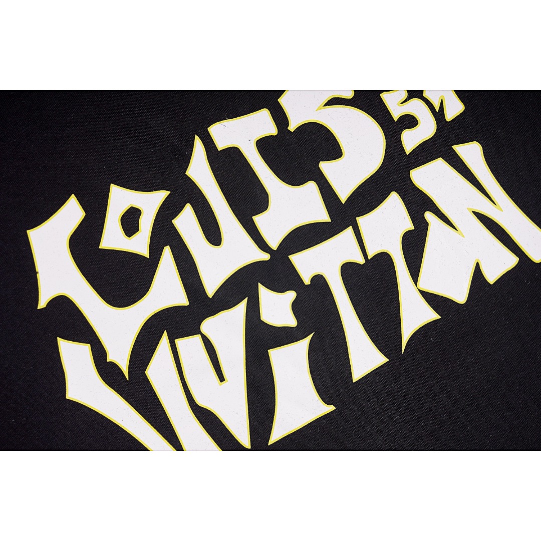 Louvis Vintton/路易威登 LV 23SS 1854扭曲标识印花短袖 夏季限量定制款 经典扭曲字母logo标识,添加1854数字标识,不经意间凸显品牌属性,进口的印花工艺,加上280克的厚重面料,透气舒适不易变形 款式编号:WF-56056056015