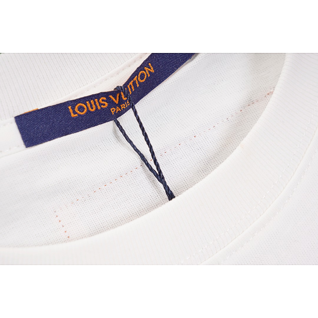 Louvis Vintton/路易威登 LV 23SS 1854扭曲标识印花短袖 夏季限量定制款 经典扭曲字母logo标识,添加1854数字标识,不经意间凸显品牌属性,进口的印花工艺,加上280克的厚重面料,透气舒适不易变形 款式编号:WF-56056056015