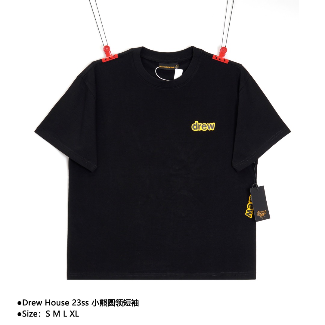 💰130
Drew House 23ss 小熊圆领短袖
Size：S M L XL

定织定染面料，匹布数码印
进口胶浆印花，领口纯棉螺纹定制，不易变形，可区别市场版本，开模定制新款吊牌 水洗标    原包装袋

款式编号：GG-5605605614