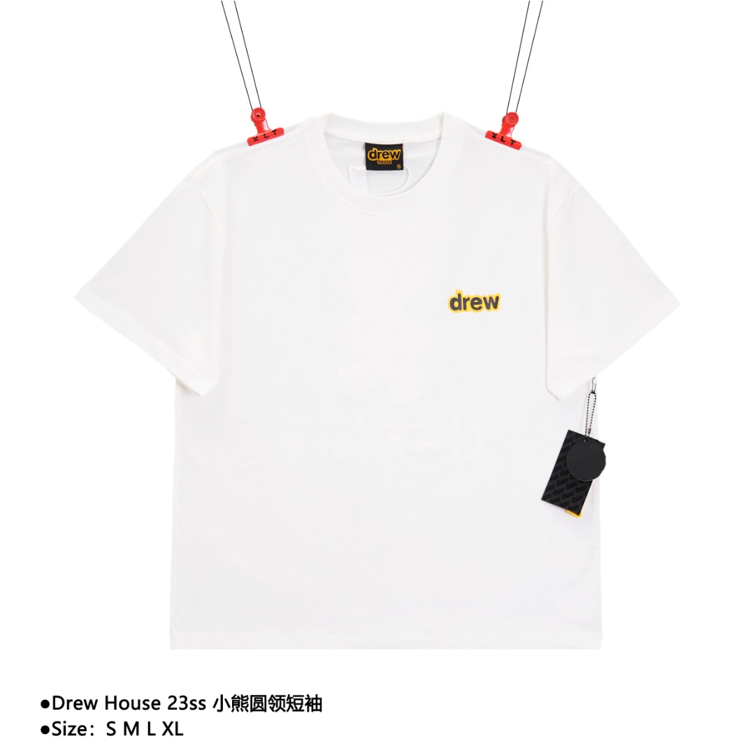 💰130
Drew House 23ss 小熊圆领短袖
Size：S M L XL

定织定染面料，匹布数码印
进口胶浆印花，领口纯棉螺纹定制，不易变形，可区别市场版本，开模定制新款吊牌 水洗标    原包装袋

款式编号：GG-5605605614