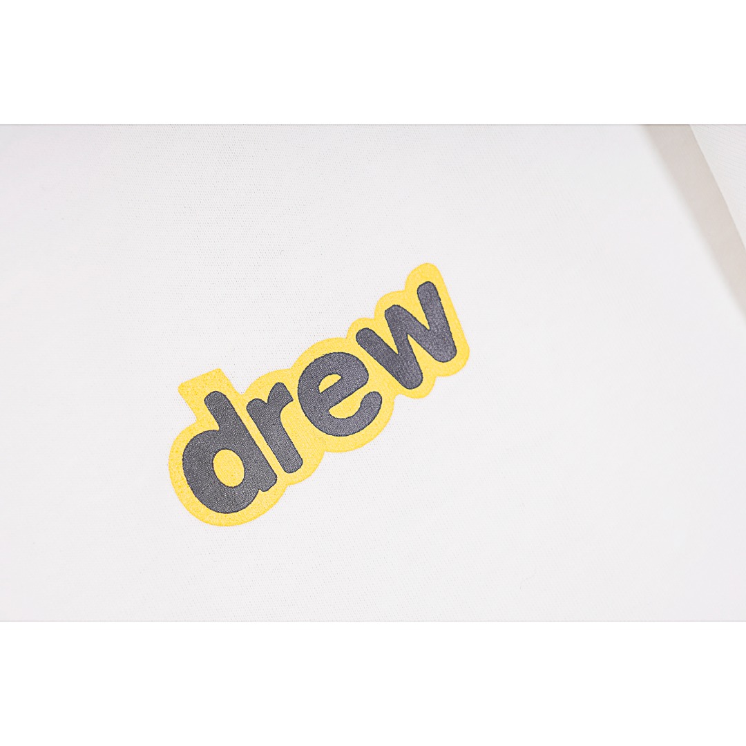 💰130
Drew House 23ss 小熊圆领短袖
Size:S M L XL
定织定染面料,匹布数码印
进口胶浆印花,领口纯棉螺纹定制,不易变形,可区别市场版本,开模定制新款吊牌 水洗标 原包装袋
款式编号:GG-5605605614