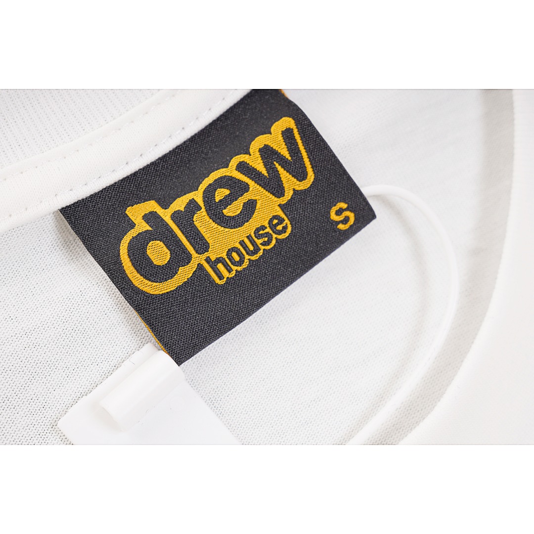 💰130
Drew House 23ss 小熊圆领短袖
Size:S M L XL
定织定染面料,匹布数码印
进口胶浆印花,领口纯棉螺纹定制,不易变形,可区别市场版本,开模定制新款吊牌 水洗标 原包装袋
款式编号:GG-5605605614