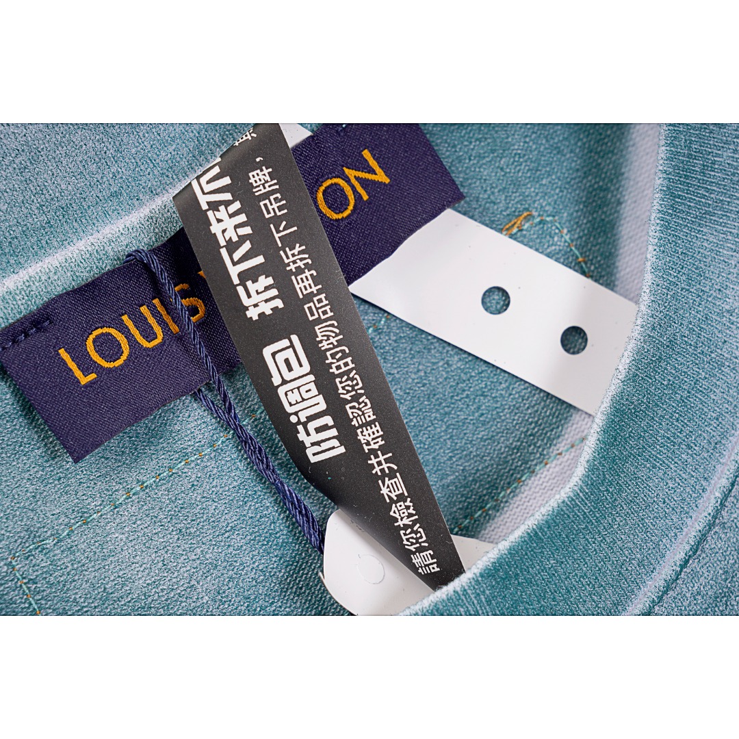 Louis Vuitton/路易威登 LV 23ss 老花渐变渲染印花短袖 采用32s双纱平纹,配32s双纱1×1螺纹,230克重,螺纹同染无色差,渐变的印花工艺是经高温洗水4次才能达到的,渐变过渡效果自然,颜色调试高达15次,颜色深浅阴影过度自然,后领双层走线针车牢固紧实,肩部双链条走线,下摆收线紧实,面料垂感十足,字母印花加持,重工艺流程打造,高级质感,整件衣身透露着细细的高级感,充满许多以流行文化为主题的印花与缤纷色调,定制辅料三标. 款式编号:CC-565605616