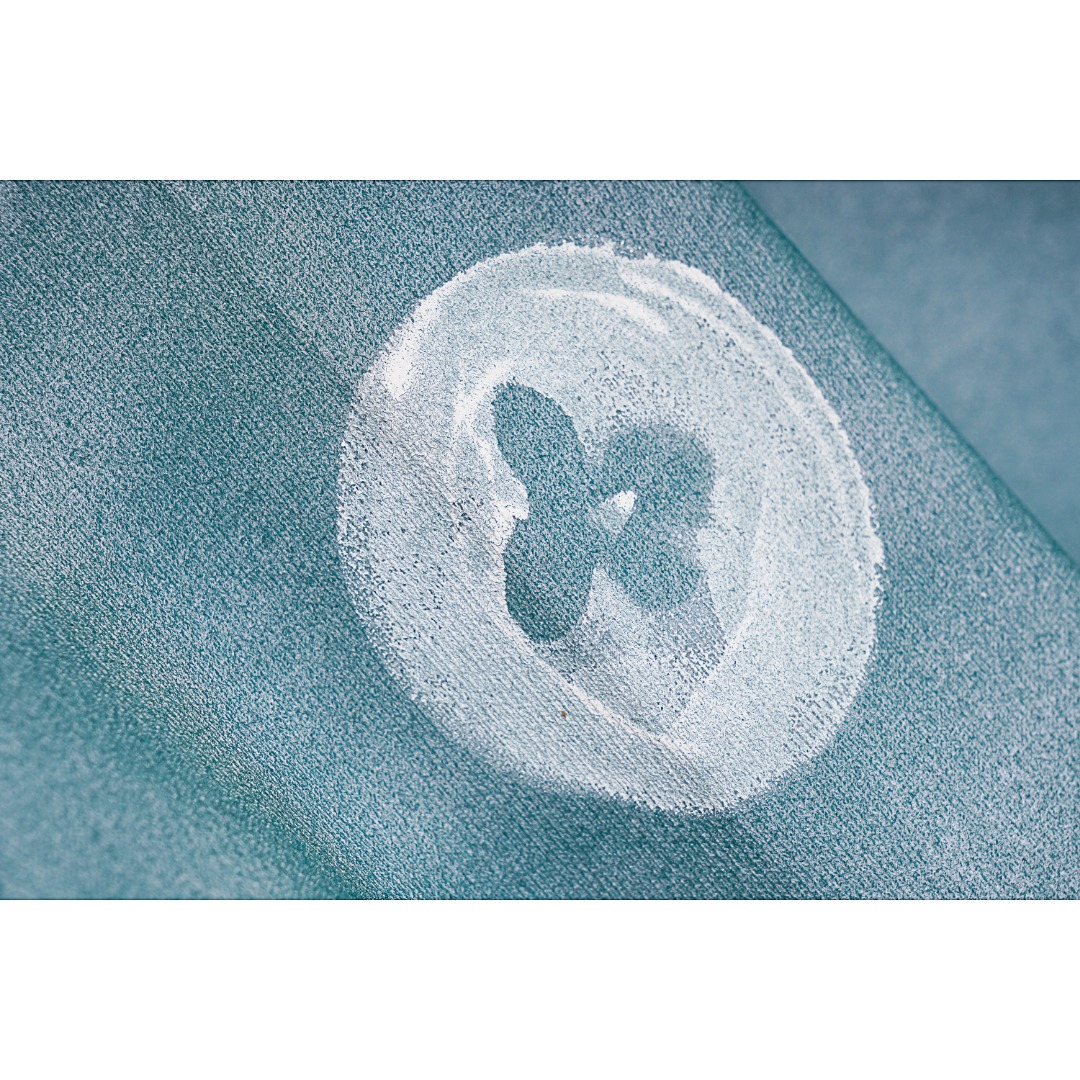 Louis Vuitton/路易威登 LV 23ss 老花渐变渲染印花短袖 采用32s双纱平纹,配32s双纱1×1螺纹,230克重,螺纹同染无色差,渐变的印花工艺是经高温洗水4次才能达到的,渐变过渡效果自然,颜色调试高达15次,颜色深浅阴影过度自然,后领双层走线针车牢固紧实,肩部双链条走线,下摆收线紧实,面料垂感十足,字母印花加持,重工艺流程打造,高级质感,整件衣身透露着细细的高级感,充满许多以流行文化为主题的印花与缤纷色调,定制辅料三标. 款式编号:CC-565605616