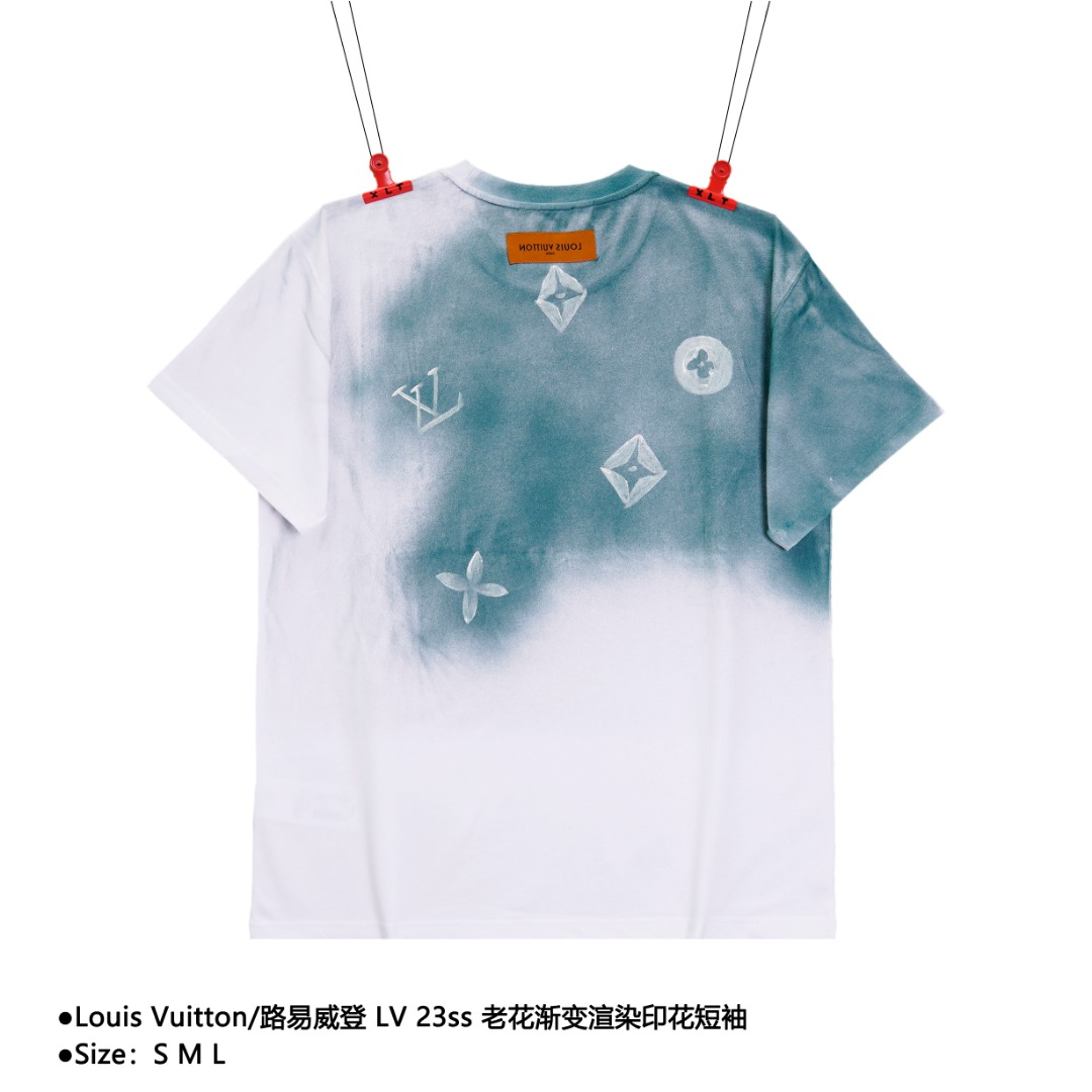 Louis Vuitton/路易威登 LV 23ss 老花渐变渲染印花短袖 采用32s双纱平纹,配32s双纱1×1螺纹,230克重,螺纹同染无色差,渐变的印花工艺是经高温洗水4次才能达到的,渐变过渡效果自然,颜色调试高达15次,颜色深浅阴影过度自然,后领双层走线针车牢固紧实,肩部双链条走线,下摆收线紧实,面料垂感十足,字母印花加持,重工艺流程打造,高级质感,整件衣身透露着细细的高级感,充满许多以流行文化为主题的印花与缤纷色调,定制辅料三标. 款式编号:CC-565605616