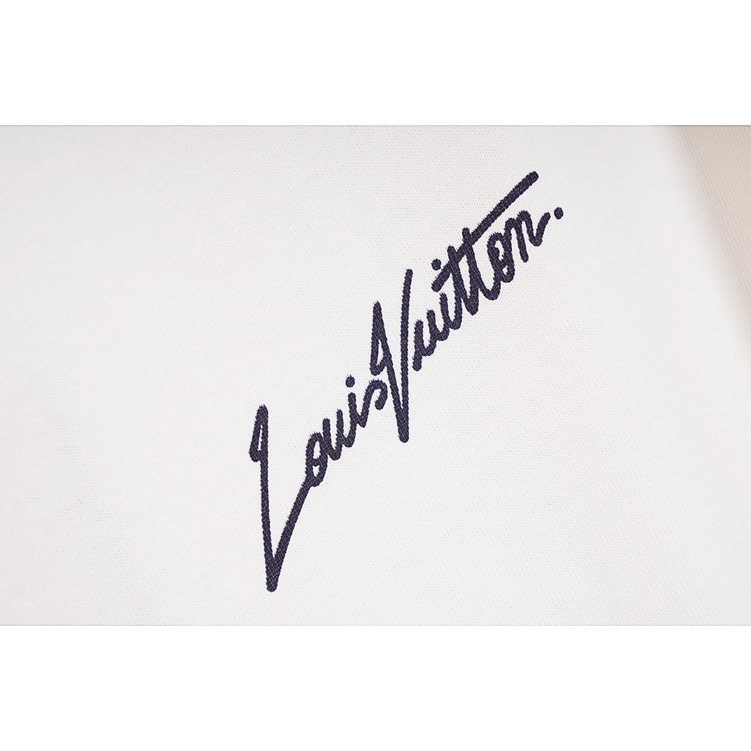 Louis vitton/路易威登 LV 23ss XYK 南瓜印花图案T恤 草间弥生合作系列,系列绘画汲取灵感.令南瓜图案自下摆浮现,转述这位日本艺术家作品中的永恒主题.柔软棉质针织搭配罗纹衣领,品牌标识点缀左侧胸前. 宽松版型 男女同款 款式编号:K-GG-56056000015