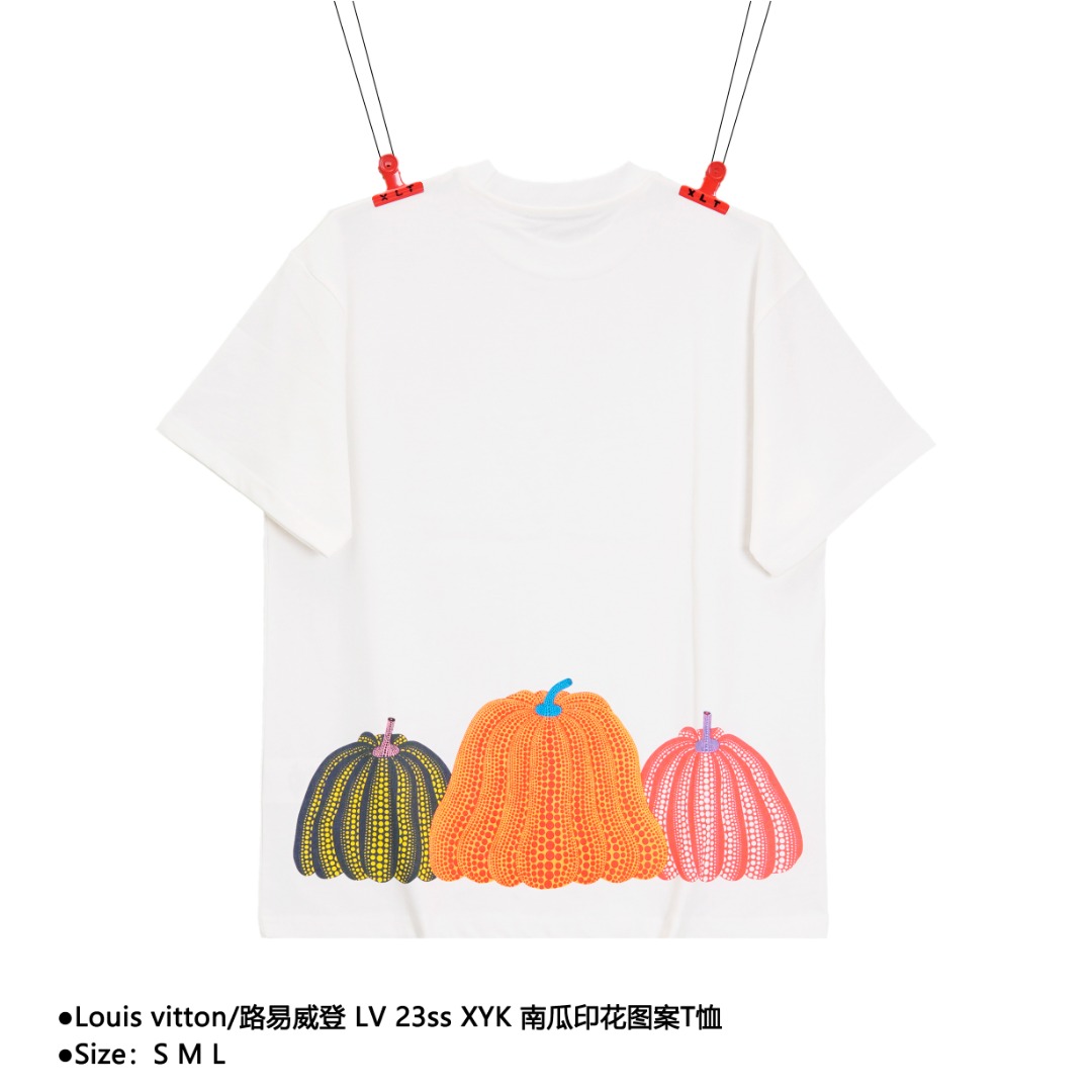 Louis vitton/路易威登 LV 23ss XYK 南瓜印花图案T恤 草间弥生合作系列,系列绘画汲取灵感.令南瓜图案自下摆浮现,转述这位日本艺术家作品中的永恒主题.柔软棉质针织搭配罗纹衣领,品牌标识点缀左侧胸前. 宽松版型 男女同款 款式编号:K-GG-56056000015