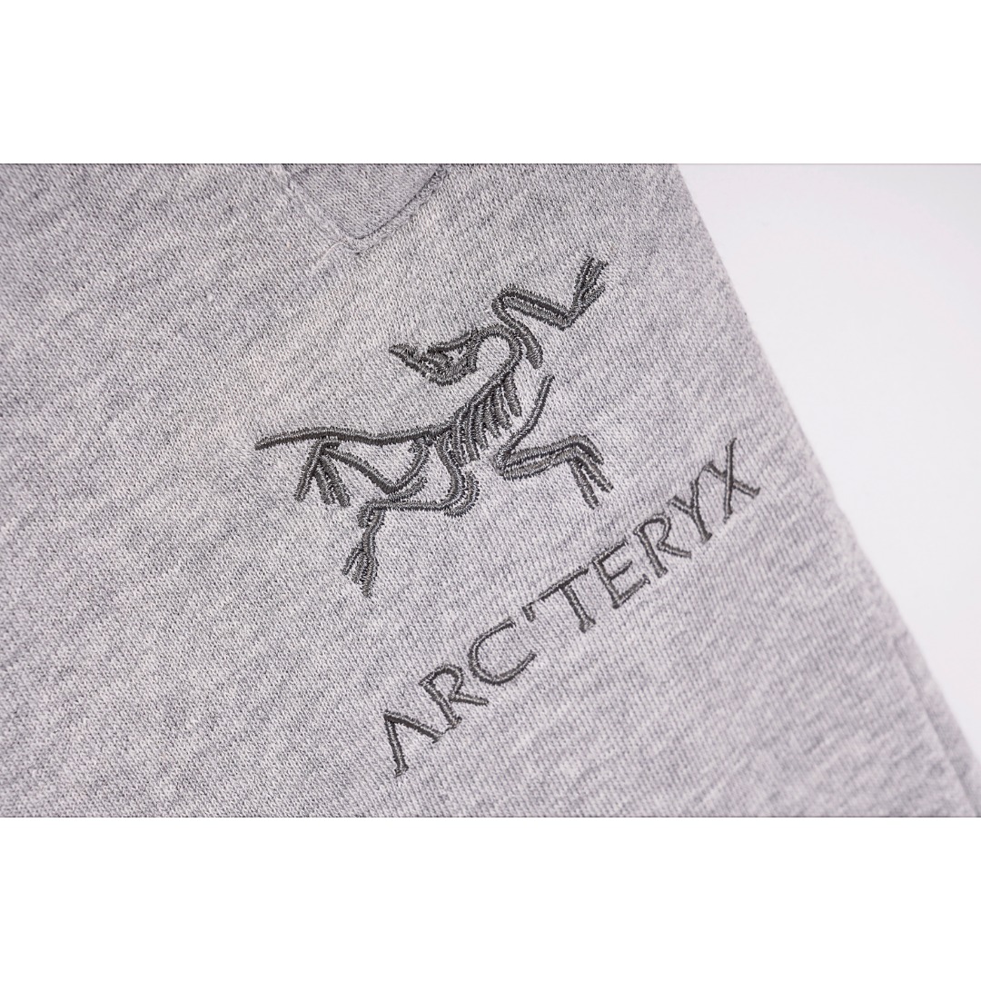 💰150
Arc'Teryx/始祖鸟 刺绣LOGO短裤
Size：S M L

这款运动裤是运动服饰中的主打单品 也是四季街头的百搭神器，无性别的男女同款 基础修身版型裁剪，上身俐落干净更显干练帅气！客供定制毛圈针织布精制 裤身整体厚实保暖，贴身柔软舒适透气 休闲版型裁剪，束口裤脚更显运动感 前面饰有刺绣标签， 可搭配各式夹克和大衣轻松搭配 打造时尚造型。 

款式编号：TN-56056056016