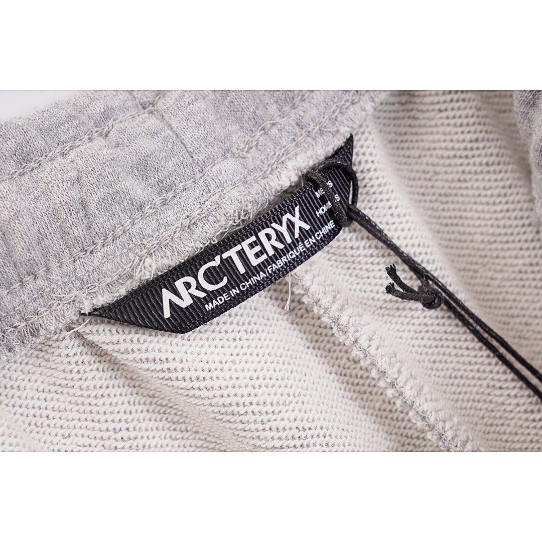 💰150
Arc'Teryx/始祖鸟 刺绣LOGO短裤
Size：S M L

这款运动裤是运动服饰中的主打单品 也是四季街头的百搭神器，无性别的男女同款 基础修身版型裁剪，上身俐落干净更显干练帅气！客供定制毛圈针织布精制 裤身整体厚实保暖，贴身柔软舒适透气 休闲版型裁剪，束口裤脚更显运动感 前面饰有刺绣标签， 可搭配各式夹克和大衣轻松搭配 打造时尚造型。 

款式编号：TN-56056056016