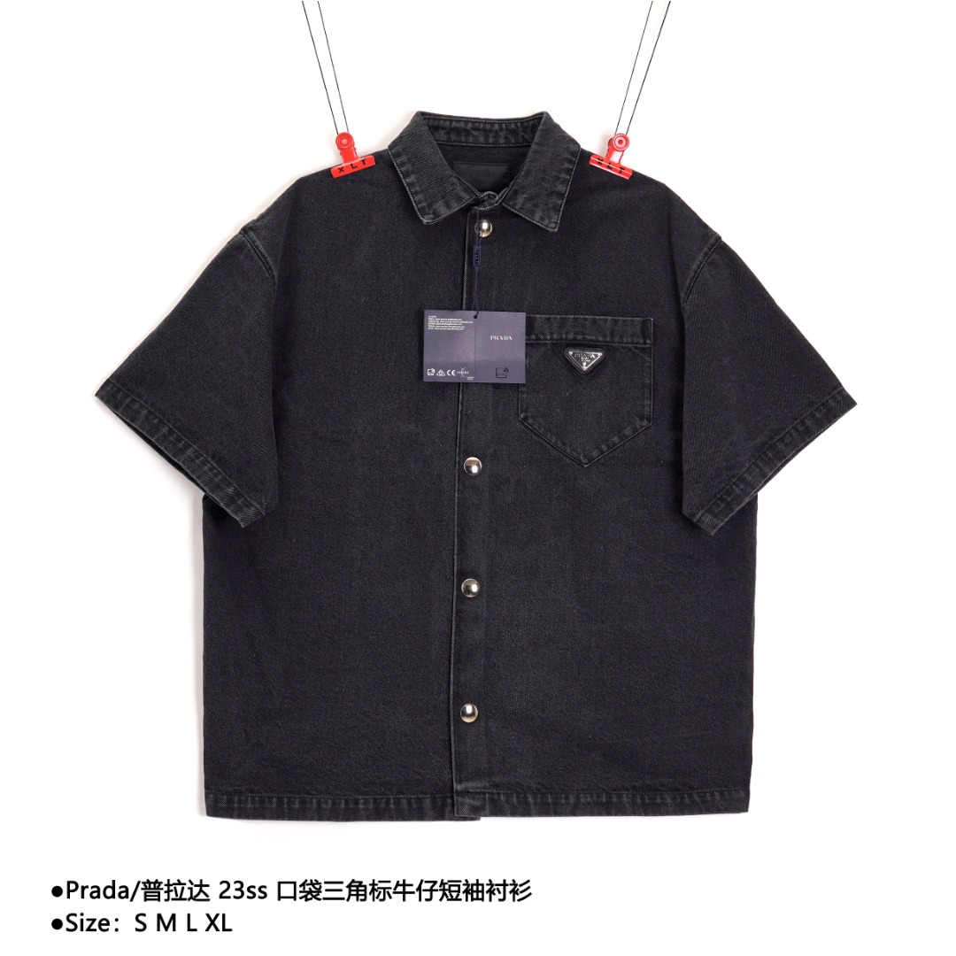 Prada/普拉达 23ss 口袋三角标牛仔短袖衬衫 环纺牛仔布,石磨复古洗水工艺,丹宁夹克水洗柔和,克重高,衣服褪色的非常有质感,多位磨破,水前遮挡三角阴影,衣服多处磨白处为擦马骝,明暗交错,增强服装的鲜活感,不似单一颜色的呆板无趣,落肩的设计修饰肩部线条,整体更休闲随性,非常有细节感,衣身前段翻袋口袋,让衣服线条更有装饰性,上身休闲随性,减龄又好穿,单宁面料挺括并且版型效果很好,上身不会有束缚感,反而轻松舒适,复古又不失时尚气息,五金扣开模定制,轻松穿出酷酷高街时髦感 款式编号:L-56056056024