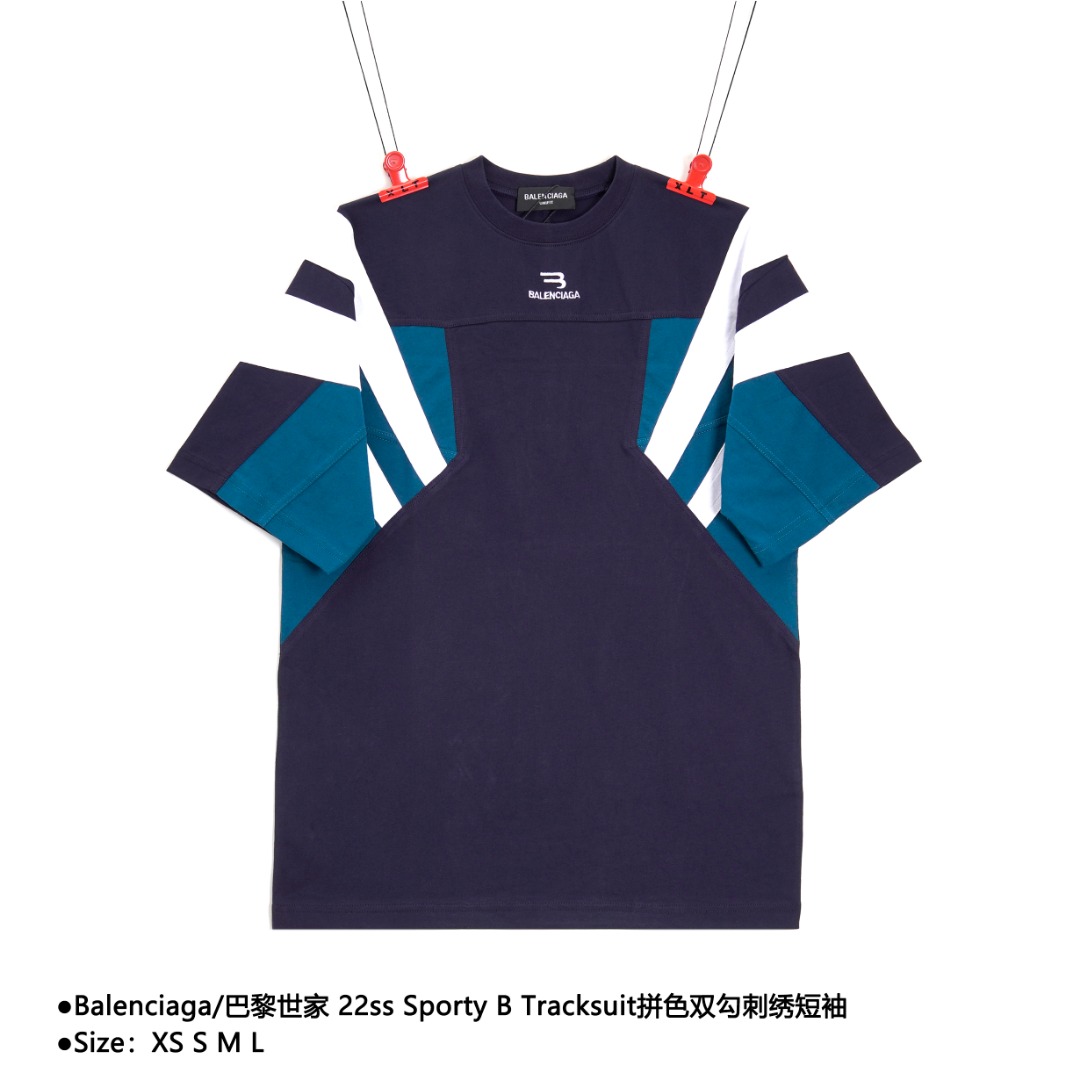 Balenciaga/巴黎世家 22ss Sporty B Tracksuit拼色双勾刺绣短袖 采用32s双纱平纹,配32s双纱1×1螺纹,230克重,特殊新色由原版参照定染,螺纹同染无色差,采用进口丝光线定染刺绣纱线,还原与原版一致的色差效果,螺纹面料结合部分后领条精细密度,袖子部分下摆部分做工精细,后领条颜色一致无色差,刺绣无毛病不吃面料,后领双层走线针车牢固紧实,肩部双链条走线,下摆收线紧实,面料垂感十足,对版一致 款式编号:L-56056056018