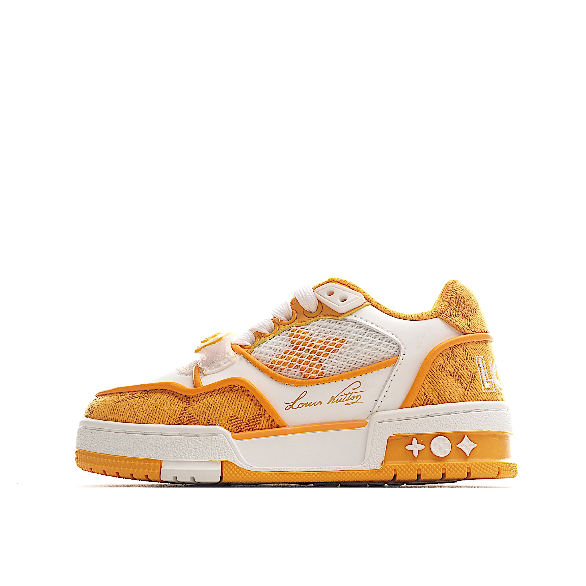 LV儿童时尚系带魔术贴板鞋 受复古篮球鞋的启发，Virgil Abloh 为 L V此次取材字母组合压纹小牛皮。作为鞋收集的图标的个性发光。由会标牛仔布和魔术贴肩带制成，带有会标花卉图案注入。后跟采用柔软材质舒适贴合脚踝。 尺码：26-37 货号：黄色-选品中心