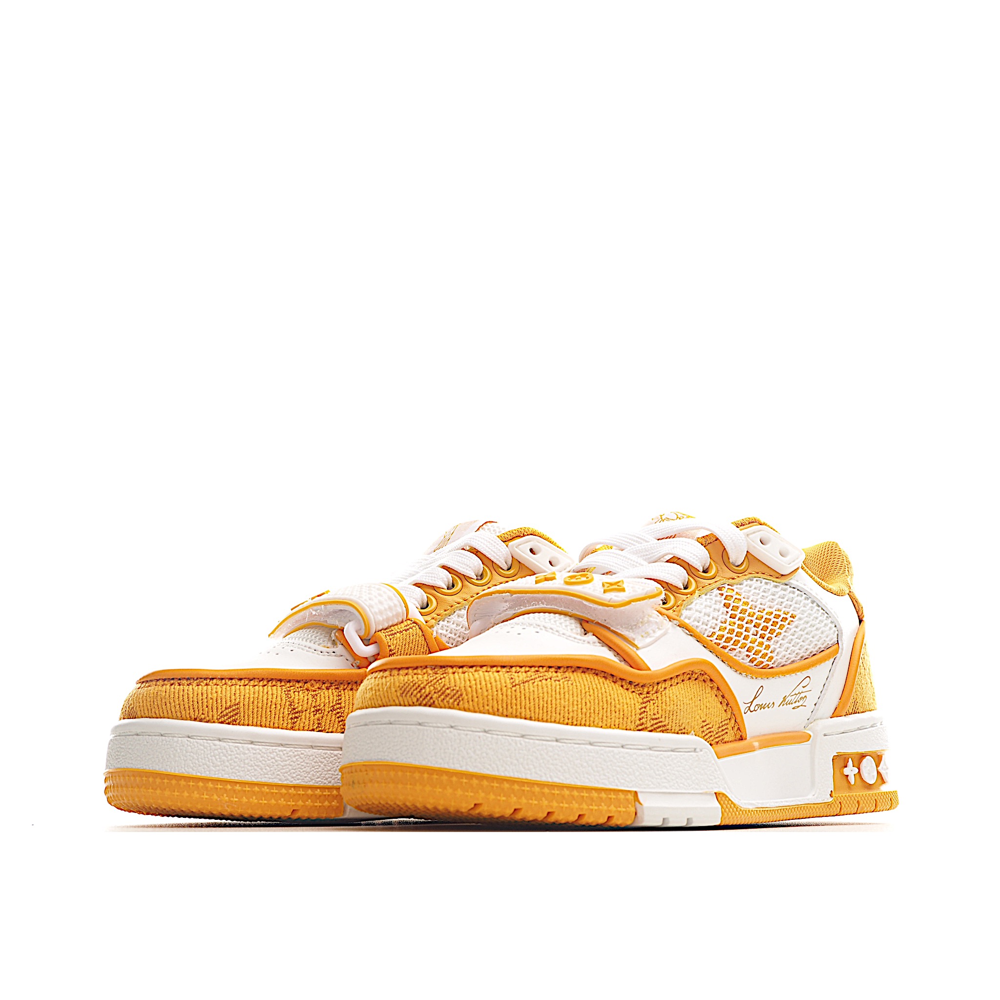 图片[2]-LV儿童时尚系带魔术贴板鞋 受复古篮球鞋的启发，Virgil Abloh 为 L V此次取材字母组合压纹小牛皮。作为鞋收集的图标的个性发光。由会标牛仔布和魔术贴肩带制成，带有会标花卉图案注入。后跟采用柔软材质舒适贴合脚踝。 尺码：26-37 货号：黄色-选品中心