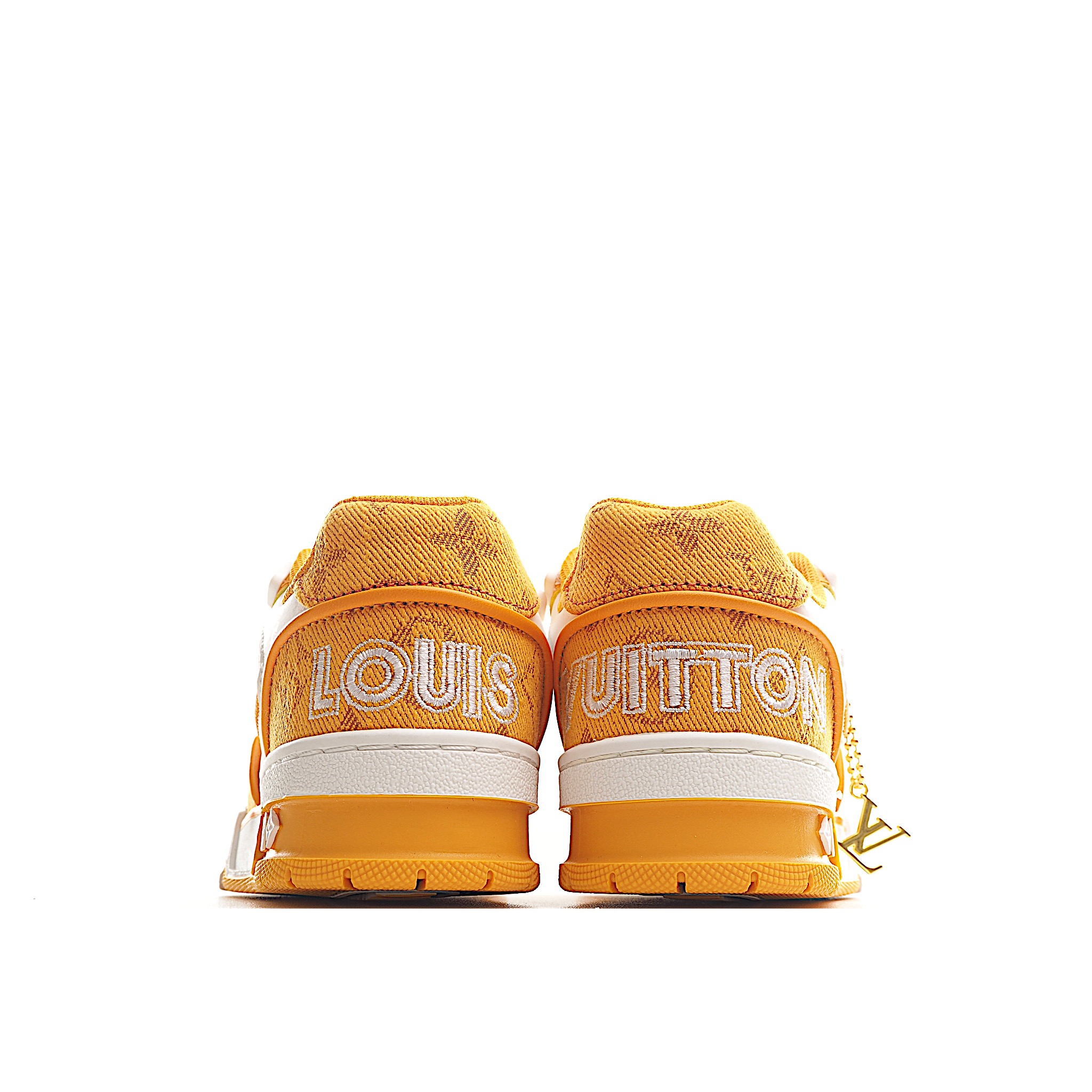 图片[5]-LV儿童时尚系带魔术贴板鞋 受复古篮球鞋的启发，Virgil Abloh 为 L V此次取材字母组合压纹小牛皮。作为鞋收集的图标的个性发光。由会标牛仔布和魔术贴肩带制成，带有会标花卉图案注入。后跟采用柔软材质舒适贴合脚踝。 尺码：26-37 货号：黄色-选品中心