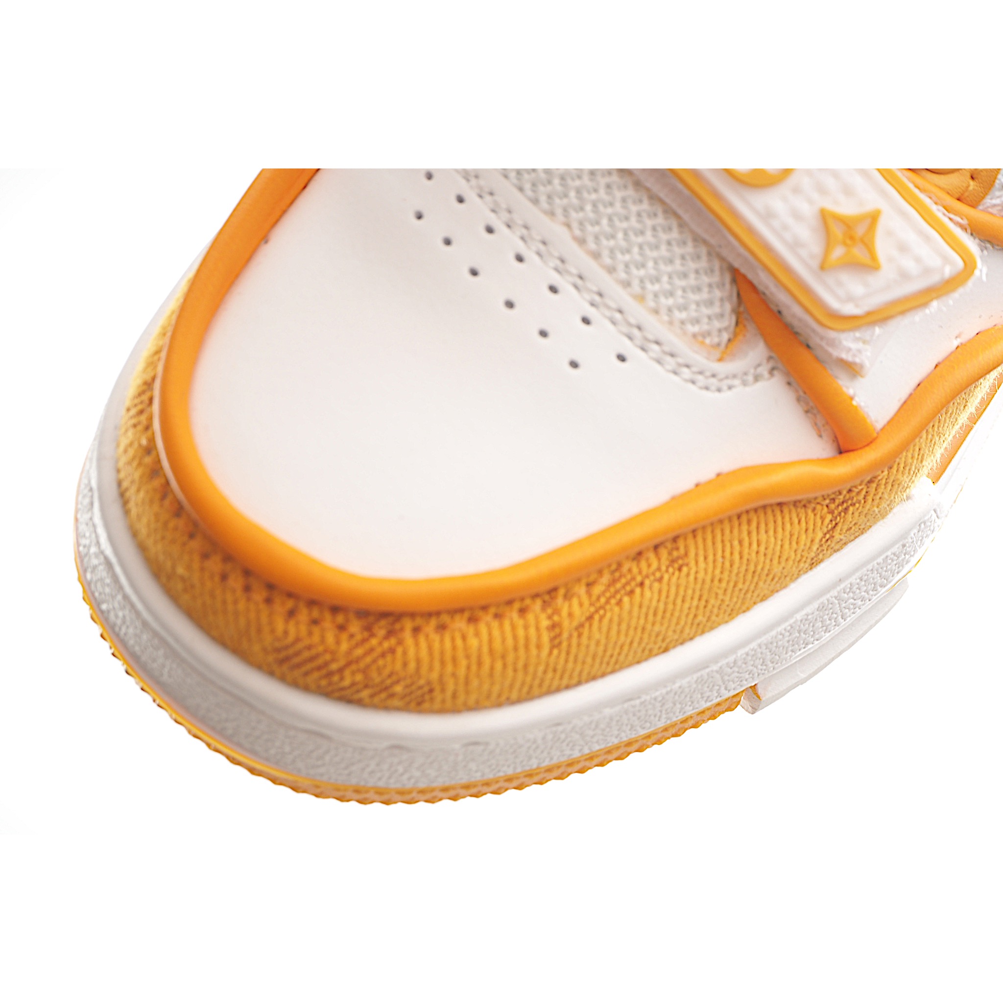 图片[7]-LV儿童时尚系带魔术贴板鞋 受复古篮球鞋的启发，Virgil Abloh 为 L V此次取材字母组合压纹小牛皮。作为鞋收集的图标的个性发光。由会标牛仔布和魔术贴肩带制成，带有会标花卉图案注入。后跟采用柔软材质舒适贴合脚踝。 尺码：26-37 货号：黄色-选品中心