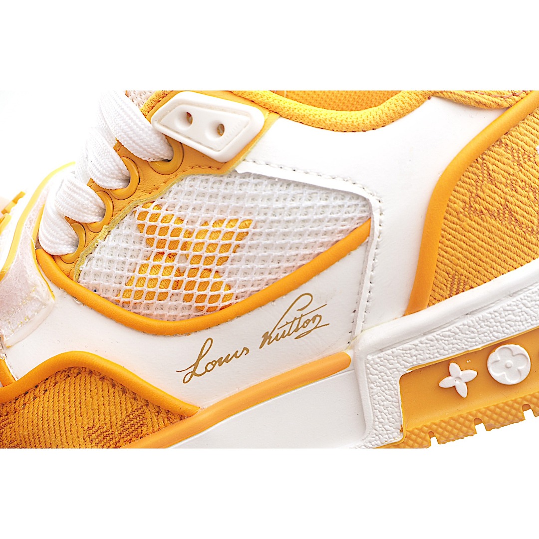 图片[8]-LV儿童时尚系带魔术贴板鞋 受复古篮球鞋的启发，Virgil Abloh 为 L V此次取材字母组合压纹小牛皮。作为鞋收集的图标的个性发光。由会标牛仔布和魔术贴肩带制成，带有会标花卉图案注入。后跟采用柔软材质舒适贴合脚踝。 尺码：26-37 货号：黄色-选品中心