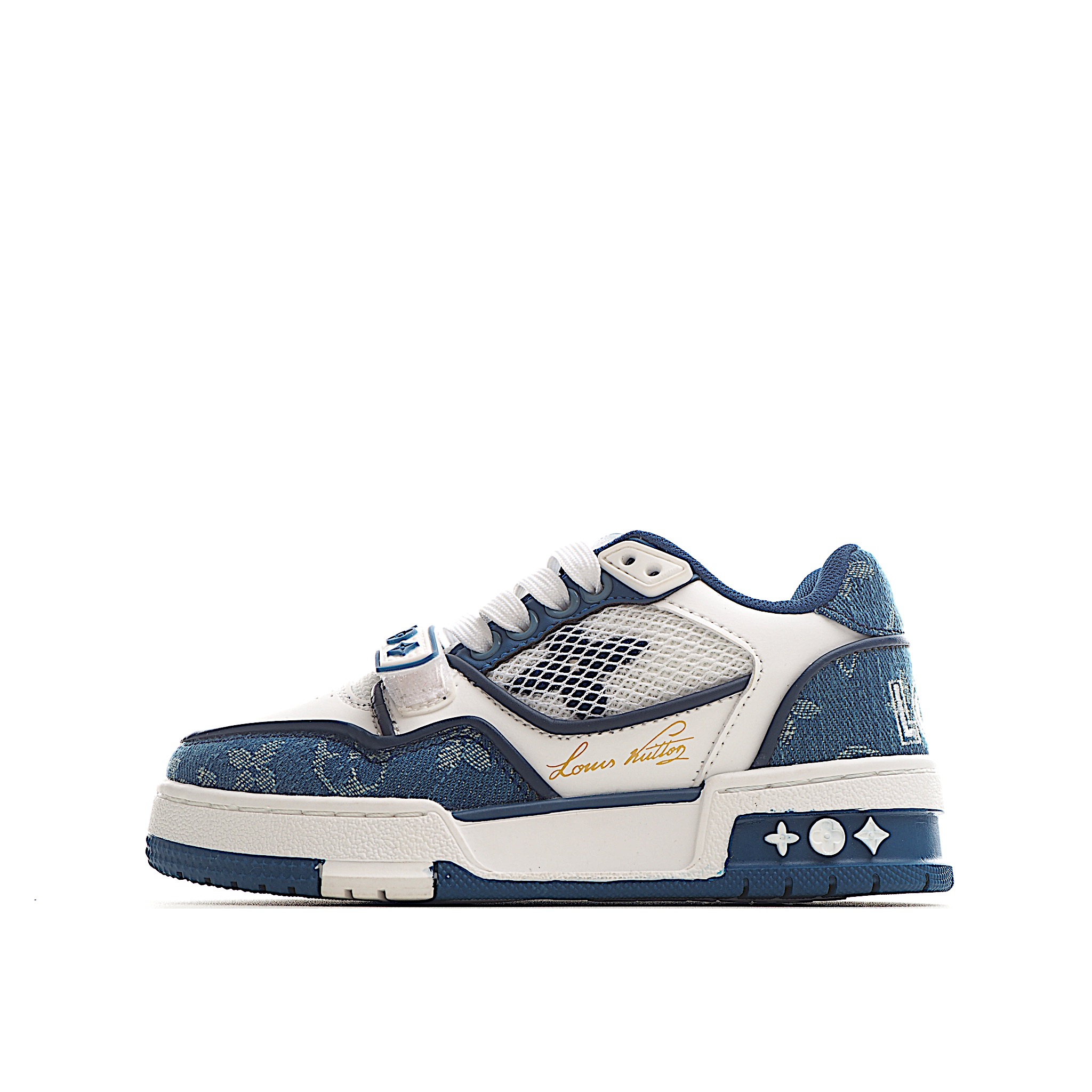 LV儿童时尚系带魔术贴板鞋 受复古篮球鞋的启发，Virgil Abloh 为 L V此次取材字母组合压纹小牛皮。作为鞋收集的图标的个性发光。由会标牛仔布和魔术贴肩带制成，带有会标花卉图案注入。后跟采用柔软材质舒适贴合脚踝。 尺码：26-37 货号：蓝色-选品中心