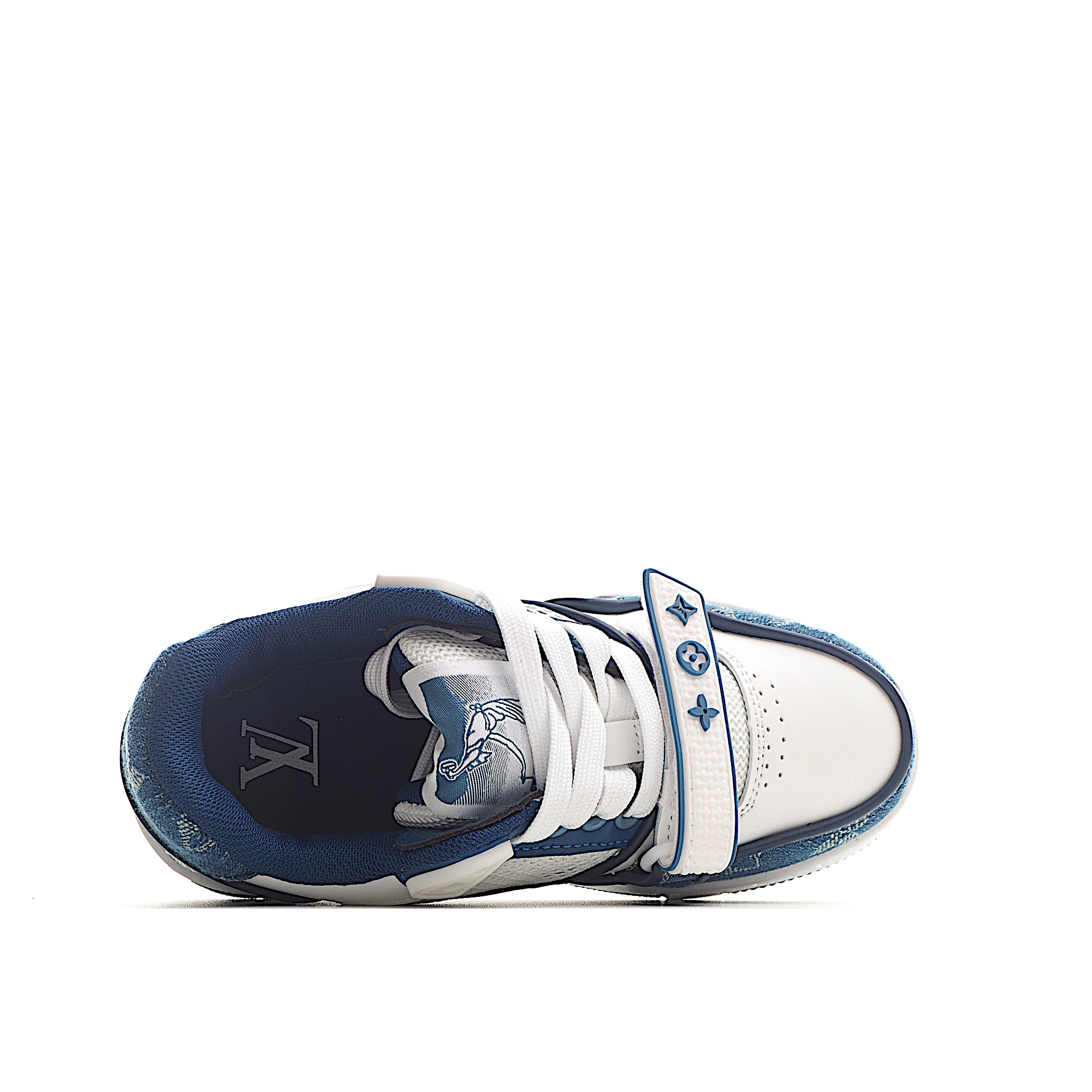 图片[4]-LV儿童时尚系带魔术贴板鞋 受复古篮球鞋的启发，Virgil Abloh 为 L V此次取材字母组合压纹小牛皮。作为鞋收集的图标的个性发光。由会标牛仔布和魔术贴肩带制成，带有会标花卉图案注入。后跟采用柔软材质舒适贴合脚踝。 尺码：26-37 货号：蓝色-选品中心