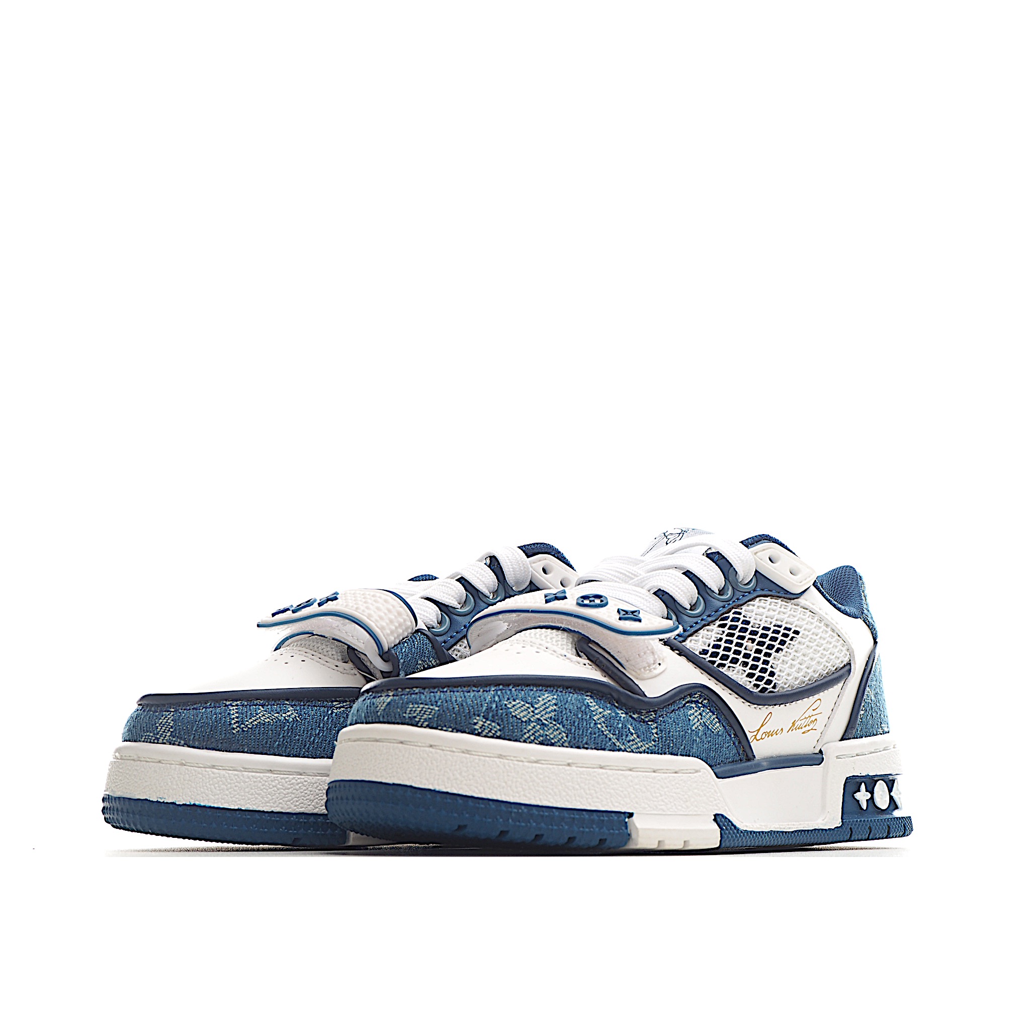 图片[2]-LV儿童时尚系带魔术贴板鞋 受复古篮球鞋的启发，Virgil Abloh 为 L V此次取材字母组合压纹小牛皮。作为鞋收集的图标的个性发光。由会标牛仔布和魔术贴肩带制成，带有会标花卉图案注入。后跟采用柔软材质舒适贴合脚踝。 尺码：26-37 货号：蓝色-选品中心