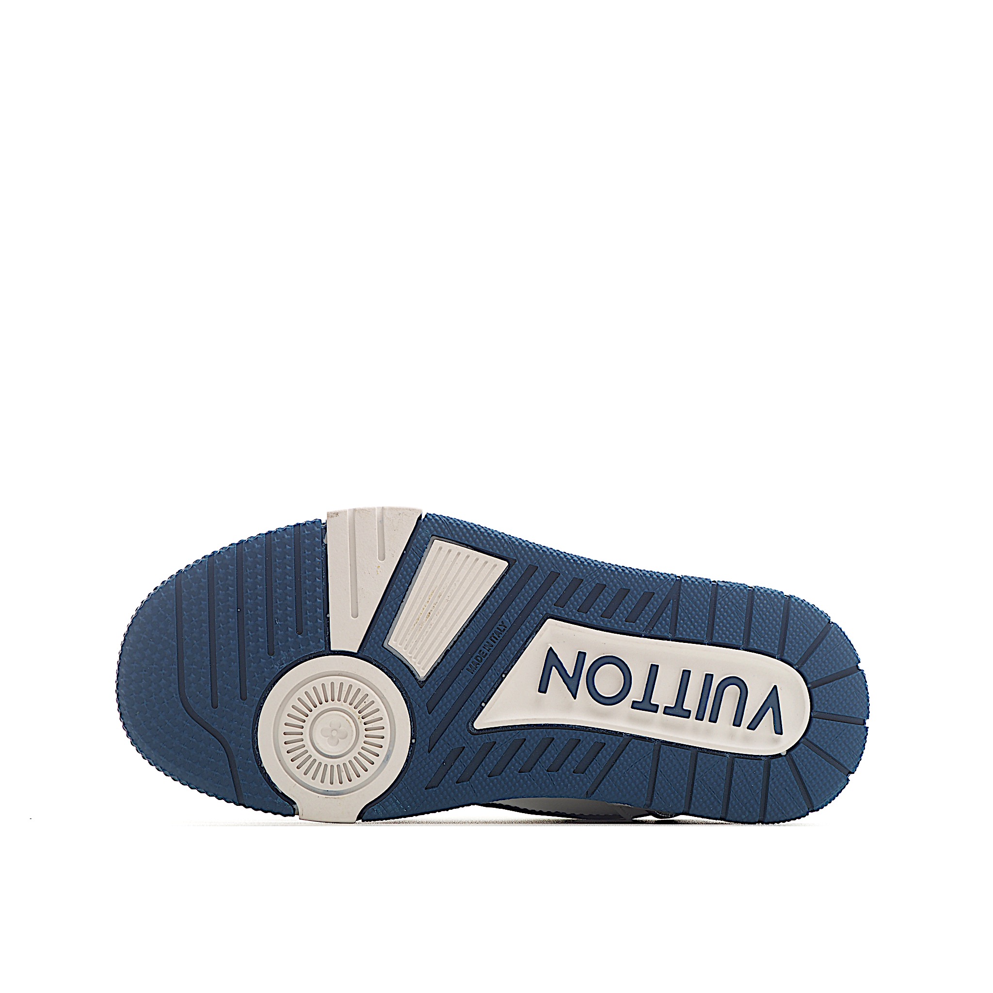 图片[6]-LV儿童时尚系带魔术贴板鞋 受复古篮球鞋的启发，Virgil Abloh 为 L V此次取材字母组合压纹小牛皮。作为鞋收集的图标的个性发光。由会标牛仔布和魔术贴肩带制成，带有会标花卉图案注入。后跟采用柔软材质舒适贴合脚踝。 尺码：26-37 货号：蓝色-选品中心