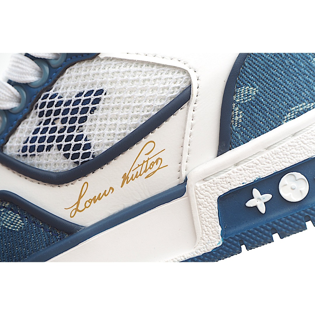 图片[9]-LV儿童时尚系带魔术贴板鞋 受复古篮球鞋的启发，Virgil Abloh 为 L V此次取材字母组合压纹小牛皮。作为鞋收集的图标的个性发光。由会标牛仔布和魔术贴肩带制成，带有会标花卉图案注入。后跟采用柔软材质舒适贴合脚踝。 尺码：26-37 货号：蓝色-选品中心