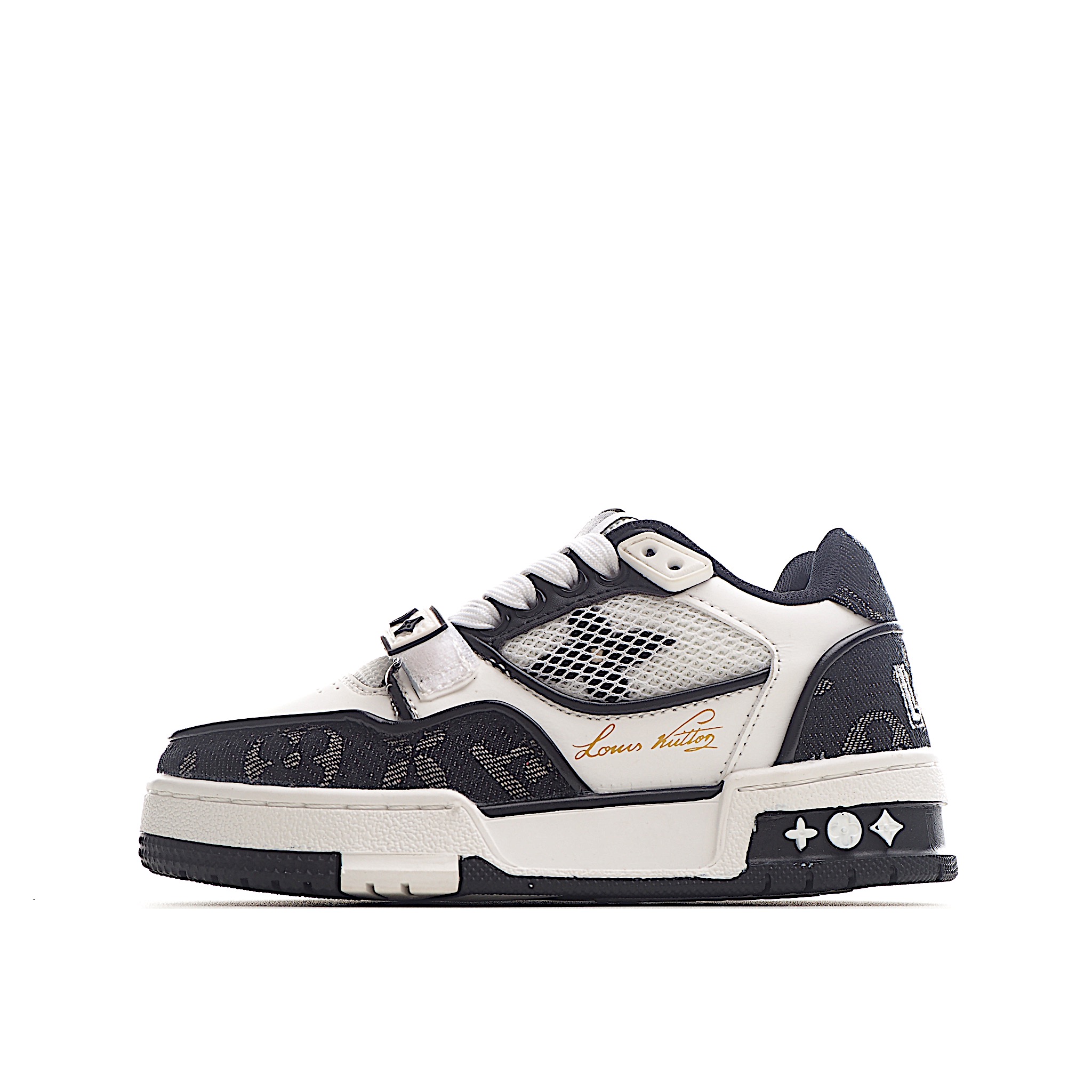 LV儿童时尚系带魔术贴板鞋 受复古篮球鞋的启发，Virgil Abloh 为 L V此次取材字母组合压纹小牛皮。作为鞋收集的图标的个性发光。由会标牛仔布和魔术贴肩带制成，带有会标花卉图案注入。后跟采用柔软材质舒适贴合脚踝。 尺码：26-37 货号：黑色-选品中心