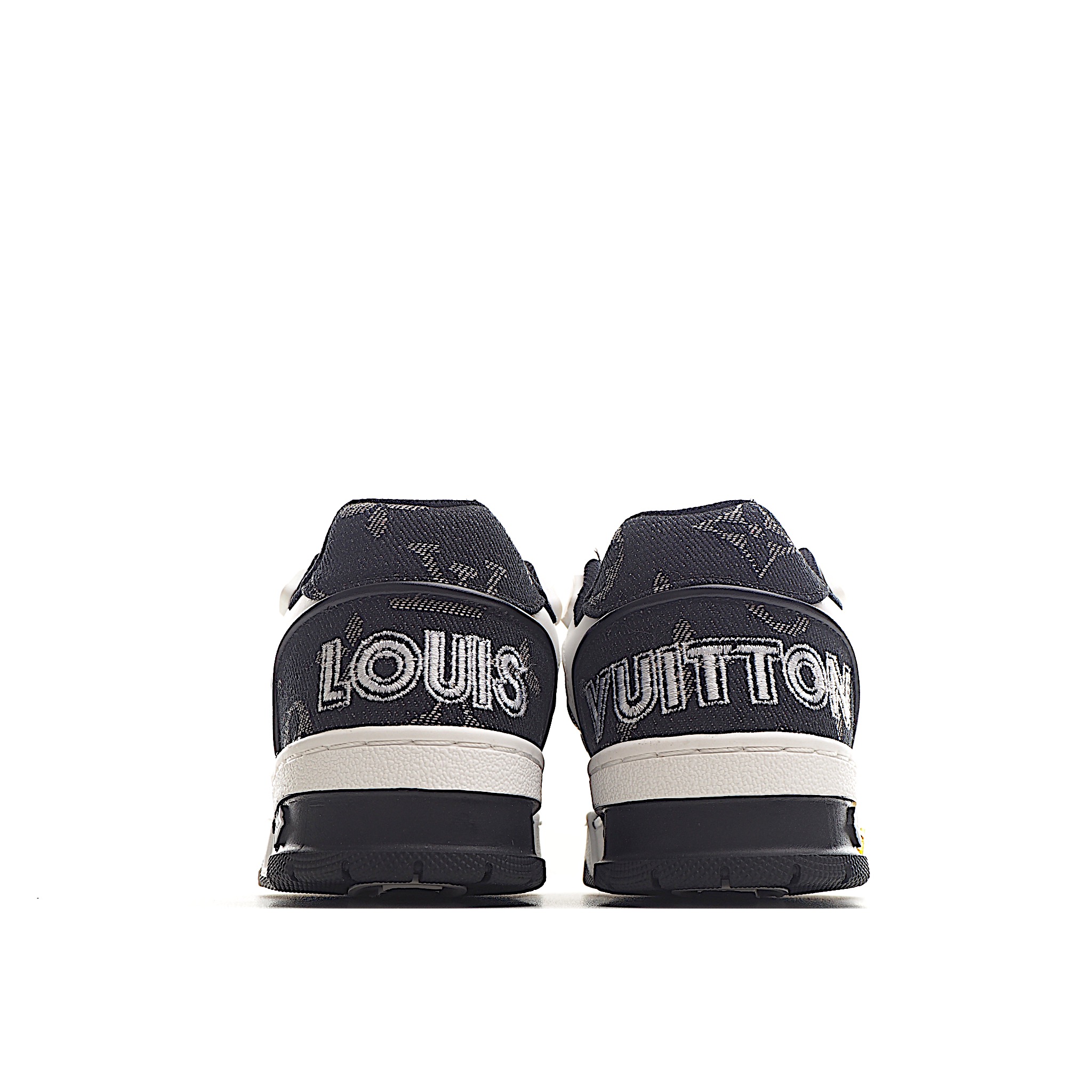 图片[5]-LV儿童时尚系带魔术贴板鞋 受复古篮球鞋的启发，Virgil Abloh 为 L V此次取材字母组合压纹小牛皮。作为鞋收集的图标的个性发光。由会标牛仔布和魔术贴肩带制成，带有会标花卉图案注入。后跟采用柔软材质舒适贴合脚踝。 尺码：26-37 货号：黑色-选品中心