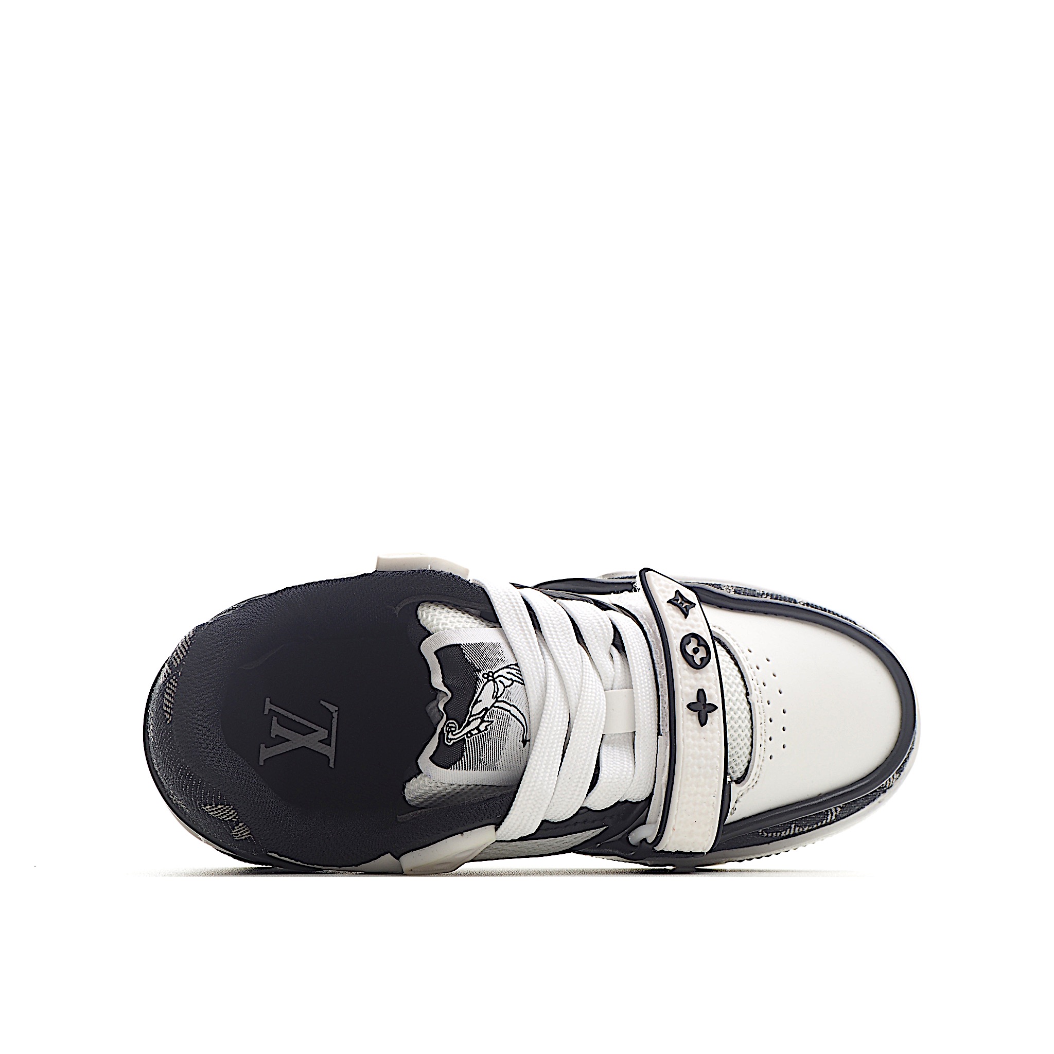 图片[4]-LV儿童时尚系带魔术贴板鞋 受复古篮球鞋的启发，Virgil Abloh 为 L V此次取材字母组合压纹小牛皮。作为鞋收集的图标的个性发光。由会标牛仔布和魔术贴肩带制成，带有会标花卉图案注入。后跟采用柔软材质舒适贴合脚踝。 尺码：26-37 货号：黑色-选品中心