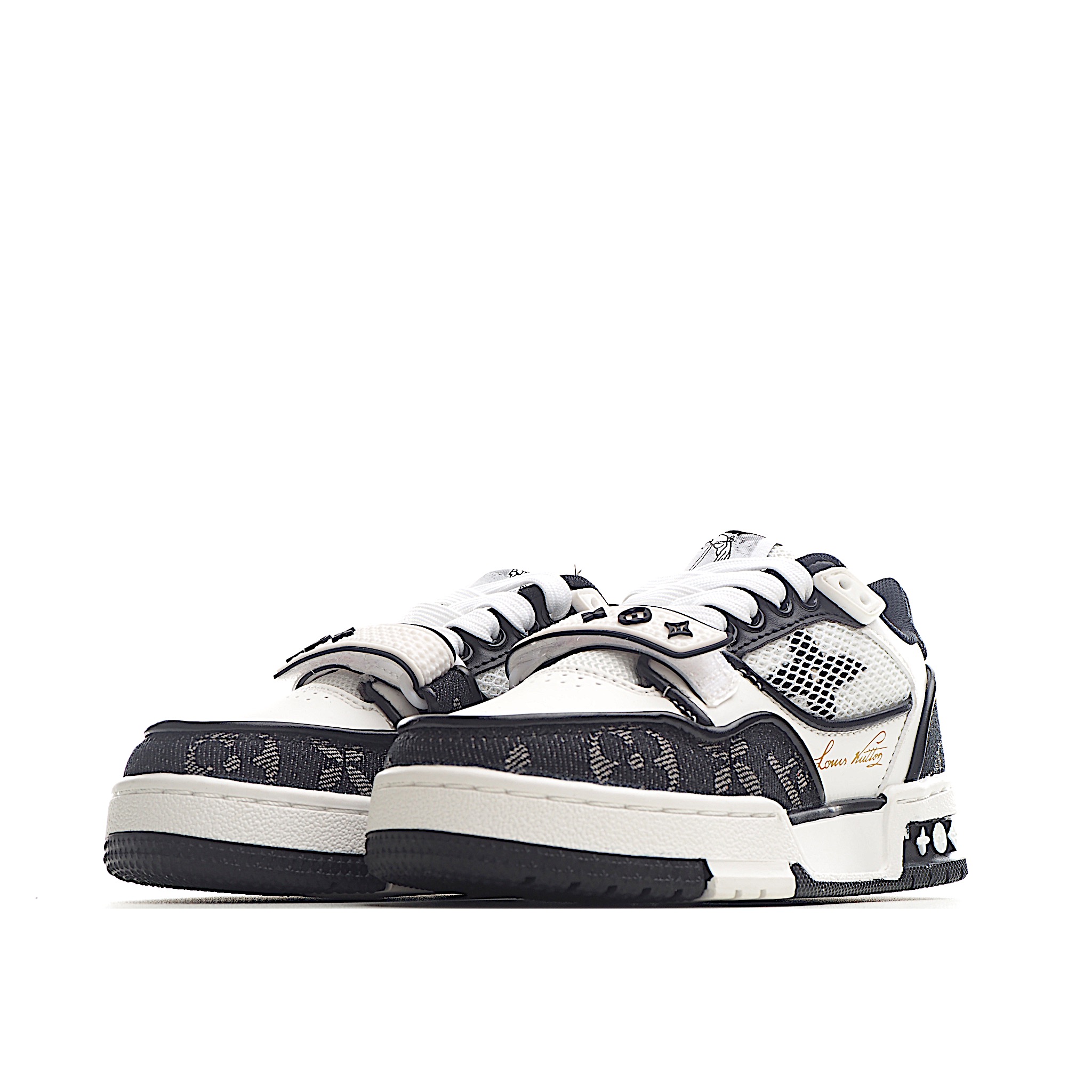 图片[2]-LV儿童时尚系带魔术贴板鞋 受复古篮球鞋的启发，Virgil Abloh 为 L V此次取材字母组合压纹小牛皮。作为鞋收集的图标的个性发光。由会标牛仔布和魔术贴肩带制成，带有会标花卉图案注入。后跟采用柔软材质舒适贴合脚踝。 尺码：26-37 货号：黑色-选品中心