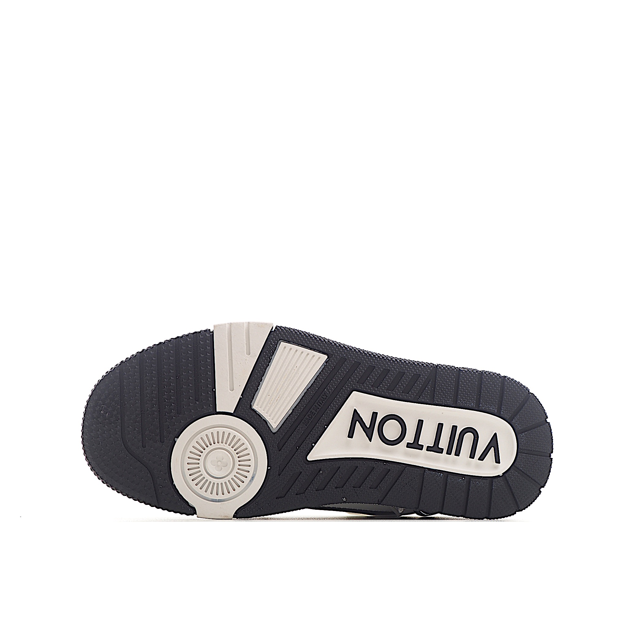 图片[6]-LV儿童时尚系带魔术贴板鞋 受复古篮球鞋的启发，Virgil Abloh 为 L V此次取材字母组合压纹小牛皮。作为鞋收集的图标的个性发光。由会标牛仔布和魔术贴肩带制成，带有会标花卉图案注入。后跟采用柔软材质舒适贴合脚踝。 尺码：26-37 货号：黑色-选品中心