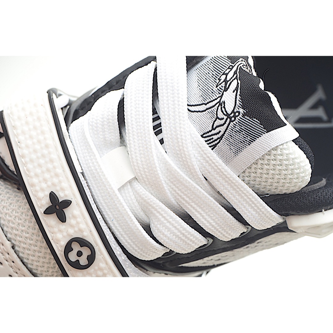 图片[8]-LV儿童时尚系带魔术贴板鞋 受复古篮球鞋的启发，Virgil Abloh 为 L V此次取材字母组合压纹小牛皮。作为鞋收集的图标的个性发光。由会标牛仔布和魔术贴肩带制成，带有会标花卉图案注入。后跟采用柔软材质舒适贴合脚踝。 尺码：26-37 货号：黑色-选品中心