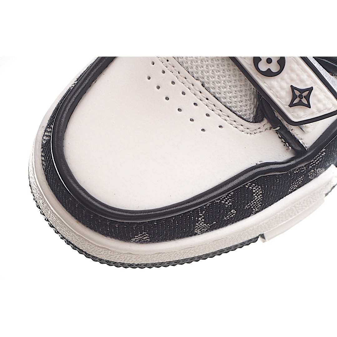 图片[7]-LV儿童时尚系带魔术贴板鞋 受复古篮球鞋的启发，Virgil Abloh 为 L V此次取材字母组合压纹小牛皮。作为鞋收集的图标的个性发光。由会标牛仔布和魔术贴肩带制成，带有会标花卉图案注入。后跟采用柔软材质舒适贴合脚踝。 尺码：26-37 货号：黑色-选品中心