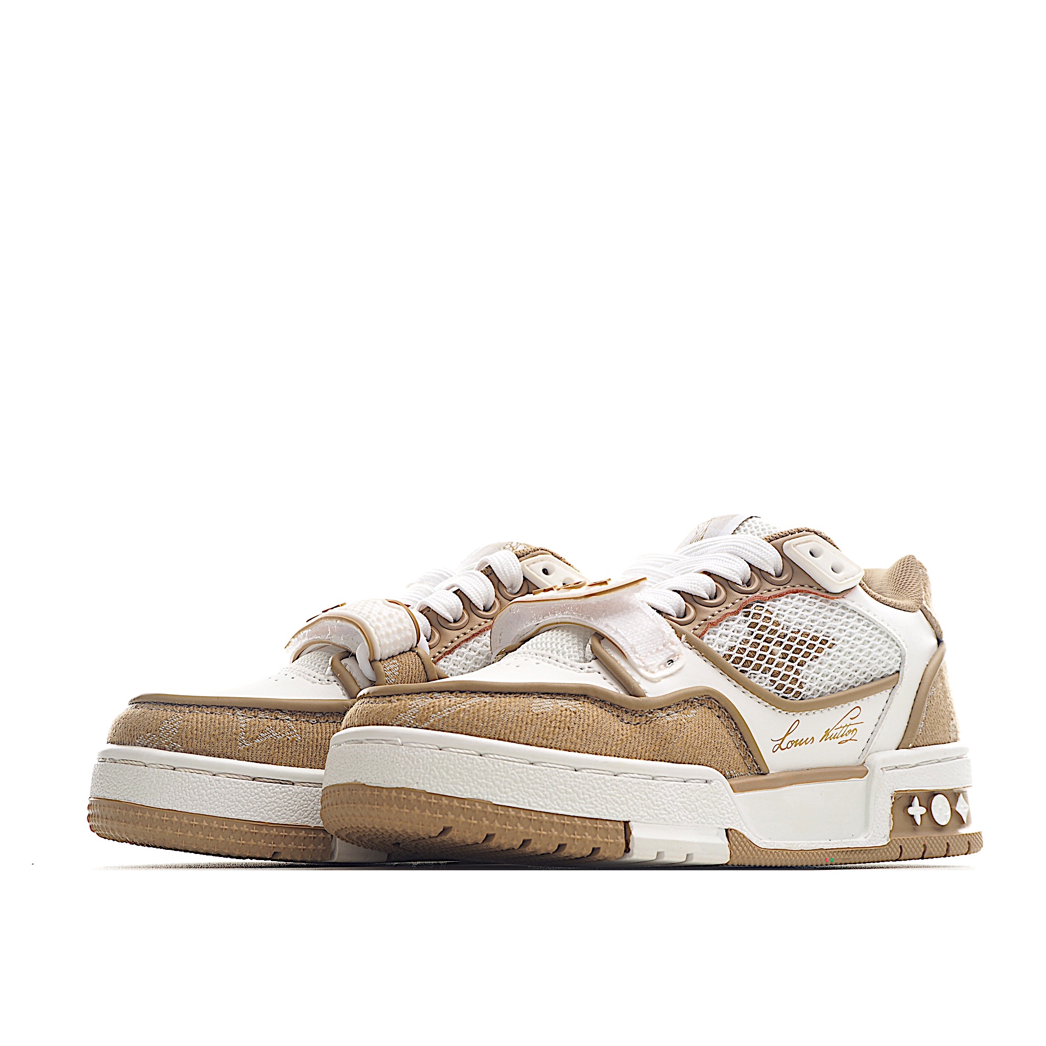 图片[2]-LV儿童时尚系带魔术贴板鞋 受复古篮球鞋的启发，Virgil Abloh 为 L V此次取材字母组合压纹小牛皮。作为鞋收集的图标的个性发光。由会标牛仔布和魔术贴肩带制成，带有会标花卉图案注入。后跟采用柔软材质舒适贴合脚踝。 尺码：26-37 货号：咖啡色-选品中心