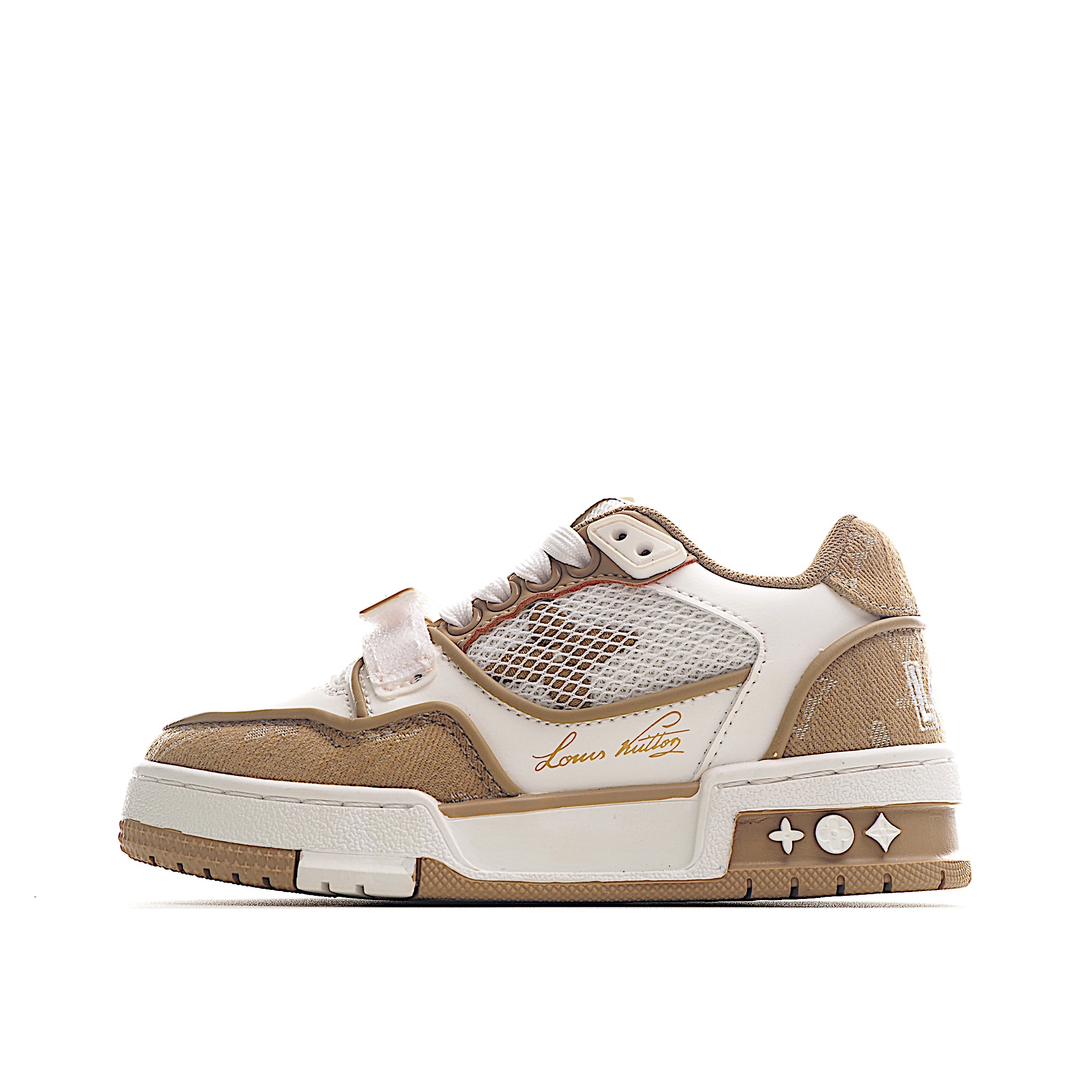 LV儿童时尚系带魔术贴板鞋 受复古篮球鞋的启发，Virgil Abloh 为 L V此次取材字母组合压纹小牛皮。作为鞋收集的图标的个性发光。由会标牛仔布和魔术贴肩带制成，带有会标花卉图案注入。后跟采用柔软材质舒适贴合脚踝。 尺码：26-37 货号：咖啡色-选品中心