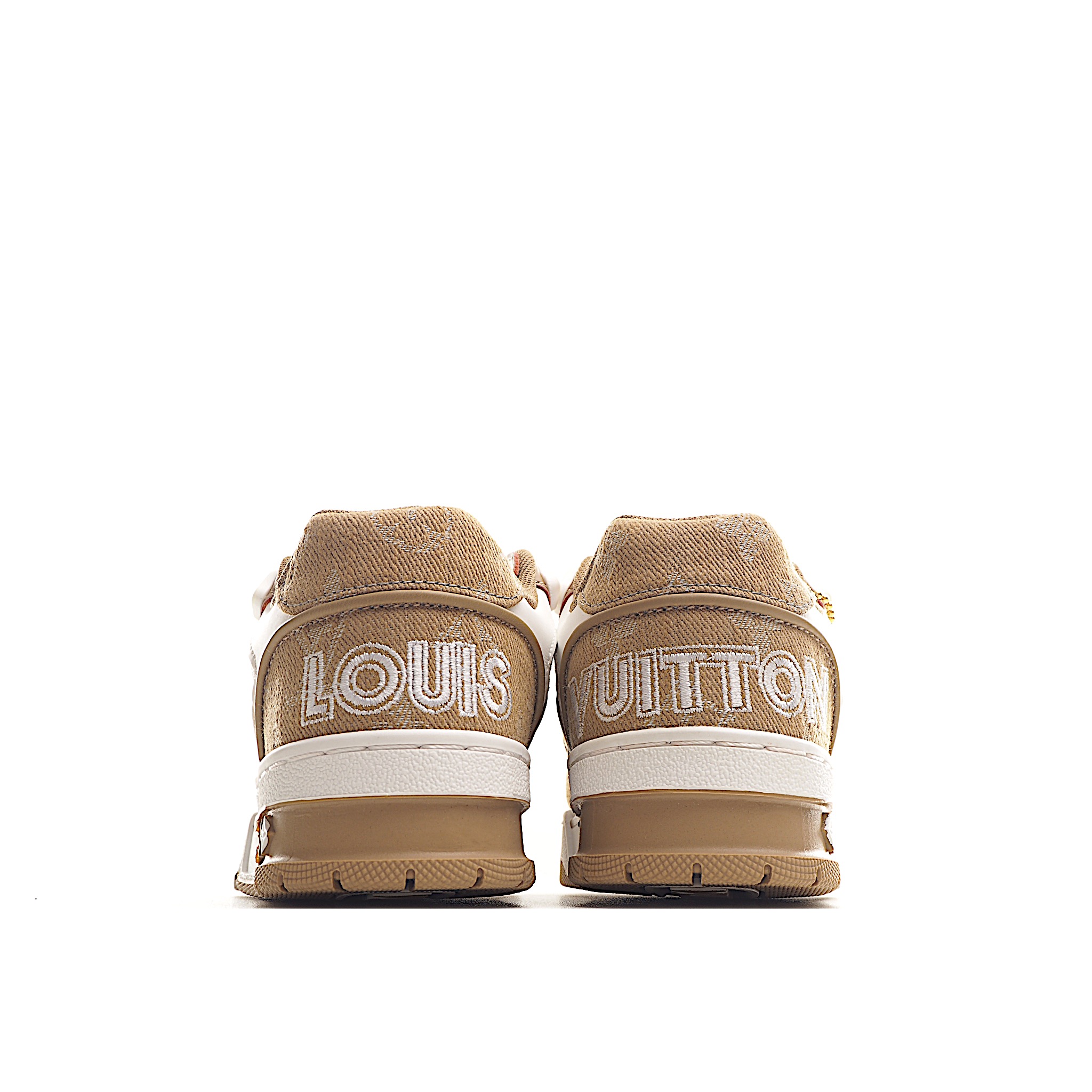 图片[5]-LV儿童时尚系带魔术贴板鞋 受复古篮球鞋的启发，Virgil Abloh 为 L V此次取材字母组合压纹小牛皮。作为鞋收集的图标的个性发光。由会标牛仔布和魔术贴肩带制成，带有会标花卉图案注入。后跟采用柔软材质舒适贴合脚踝。 尺码：26-37 货号：咖啡色-选品中心