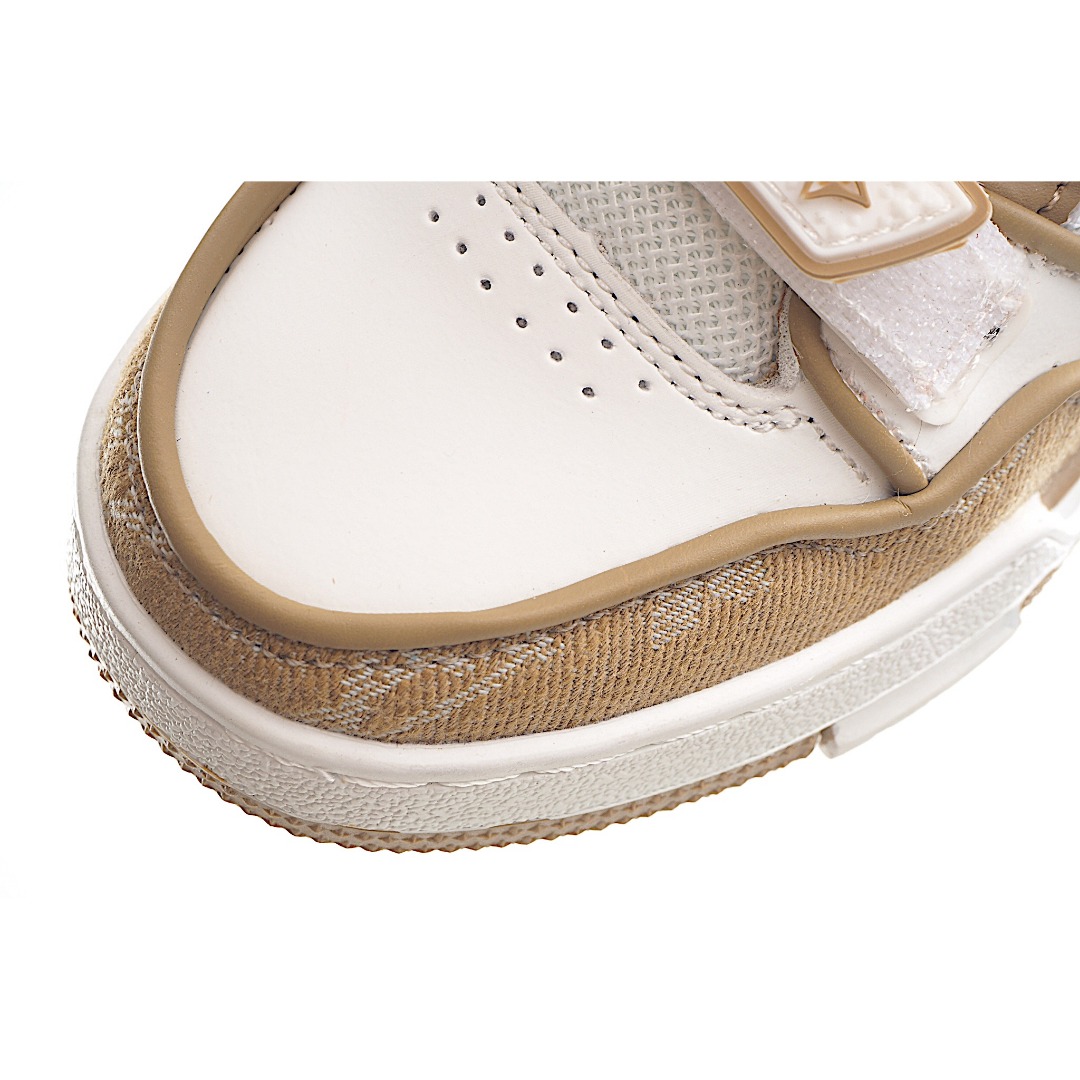 图片[8]-LV儿童时尚系带魔术贴板鞋 受复古篮球鞋的启发，Virgil Abloh 为 L V此次取材字母组合压纹小牛皮。作为鞋收集的图标的个性发光。由会标牛仔布和魔术贴肩带制成，带有会标花卉图案注入。后跟采用柔软材质舒适贴合脚踝。 尺码：26-37 货号：咖啡色-选品中心