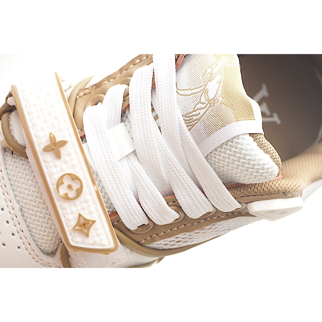 图片[9]-LV儿童时尚系带魔术贴板鞋 受复古篮球鞋的启发，Virgil Abloh 为 L V此次取材字母组合压纹小牛皮。作为鞋收集的图标的个性发光。由会标牛仔布和魔术贴肩带制成，带有会标花卉图案注入。后跟采用柔软材质舒适贴合脚踝。 尺码：26-37 货号：咖啡色-选品中心