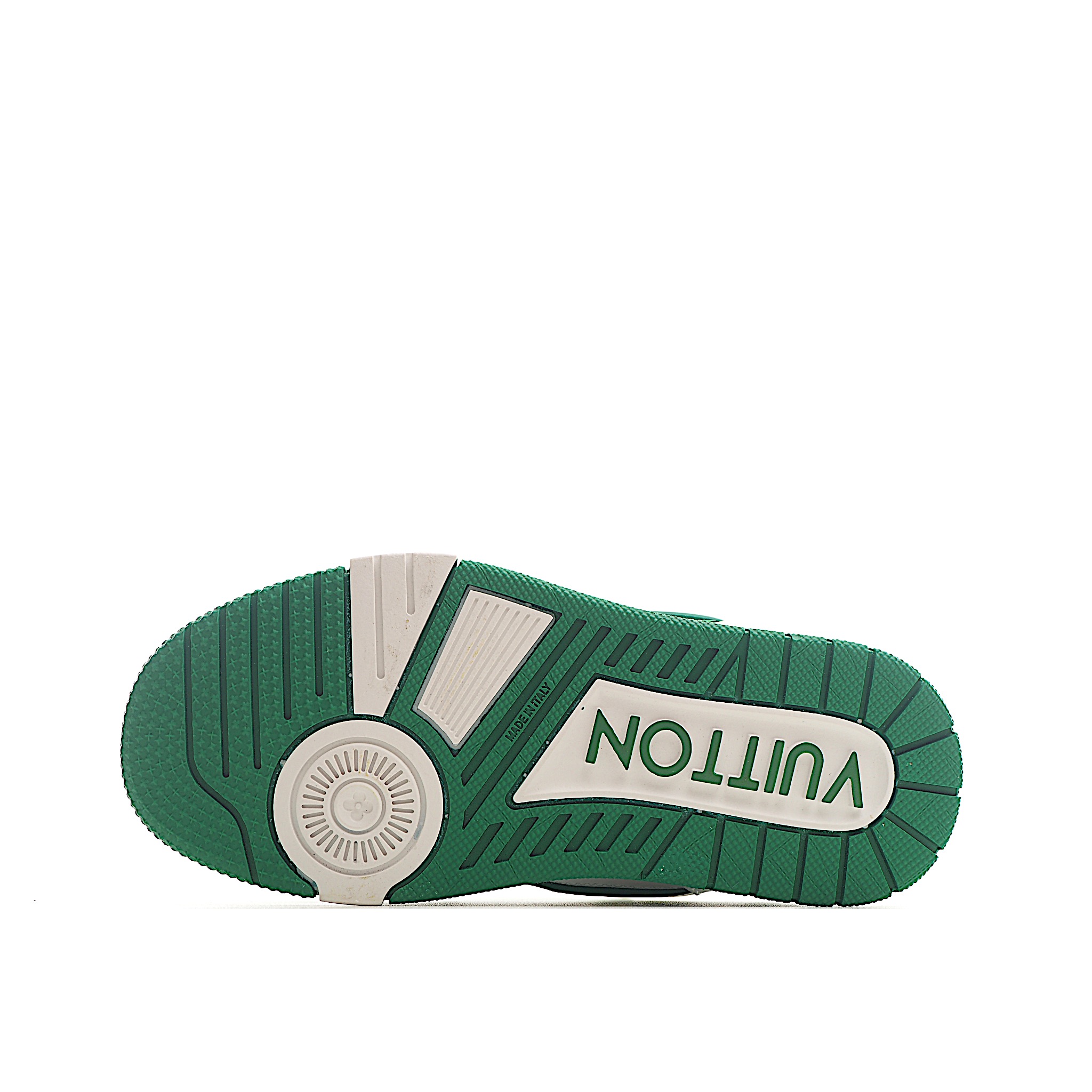 图片[6]-LV儿童时尚系带魔术贴板鞋 受复古篮球鞋的启发，Virgil Abloh 为 L V此次取材字母组合压纹小牛皮。作为鞋收集的图标的个性发光。由会标牛仔布和魔术贴肩带制成，带有会标花卉图案注入。后跟采用柔软材质舒适贴合脚踝。 尺码：26-37 货号：绿色-选品中心