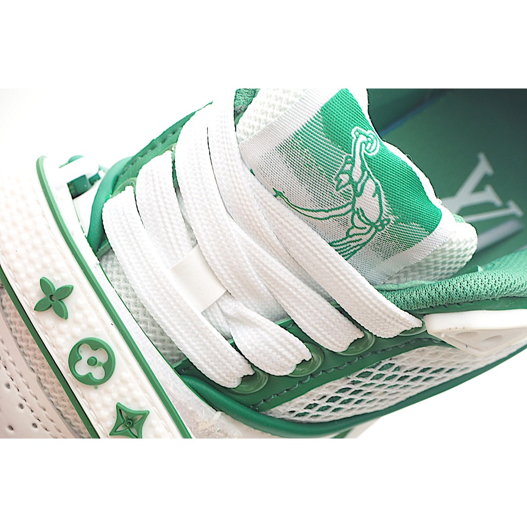 图片[8]-LV儿童时尚系带魔术贴板鞋 受复古篮球鞋的启发，Virgil Abloh 为 L V此次取材字母组合压纹小牛皮。作为鞋收集的图标的个性发光。由会标牛仔布和魔术贴肩带制成，带有会标花卉图案注入。后跟采用柔软材质舒适贴合脚踝。 尺码：26-37 货号：绿色-选品中心