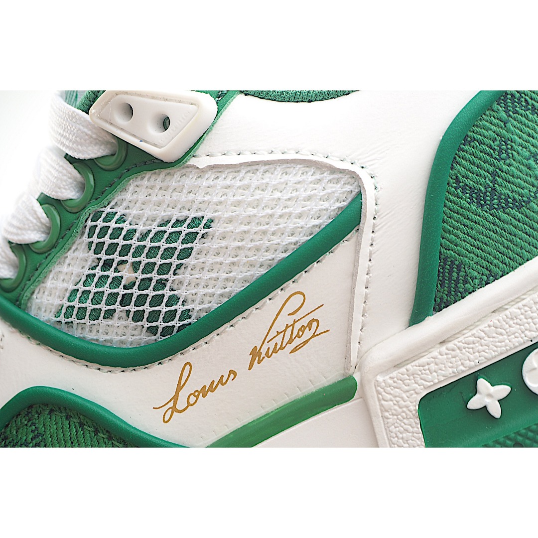 图片[9]-LV儿童时尚系带魔术贴板鞋 受复古篮球鞋的启发，Virgil Abloh 为 L V此次取材字母组合压纹小牛皮。作为鞋收集的图标的个性发光。由会标牛仔布和魔术贴肩带制成，带有会标花卉图案注入。后跟采用柔软材质舒适贴合脚踝。 尺码：26-37 货号：绿色-选品中心