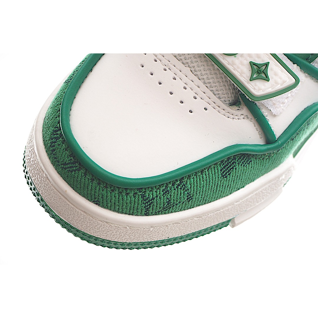 图片[7]-LV儿童时尚系带魔术贴板鞋 受复古篮球鞋的启发，Virgil Abloh 为 L V此次取材字母组合压纹小牛皮。作为鞋收集的图标的个性发光。由会标牛仔布和魔术贴肩带制成，带有会标花卉图案注入。后跟采用柔软材质舒适贴合脚踝。 尺码：26-37 货号：绿色-选品中心