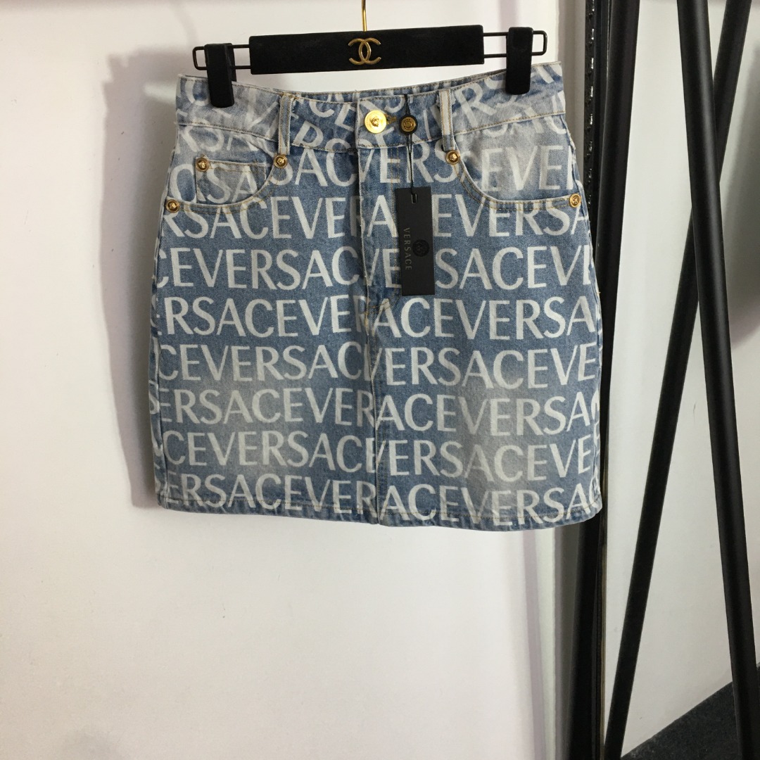 NO:742371,Style No. 2706 Versac* New style Presbyopia logo letter print Hip-covering slim high-waisted denim short skirt, light blue, SML, [M size; waist 70, hip 92, length 44], Versace-clothing,versace,versace,skirts,19860909款号2706 Versac*新款 老花logo字母印花 包臀显瘦高腰牛仔短半裙,浅蓝色,SML,【M码；腰围70,臀围92,长44】,范思哲-服装,versace,versace,skirts,,Women's clothing