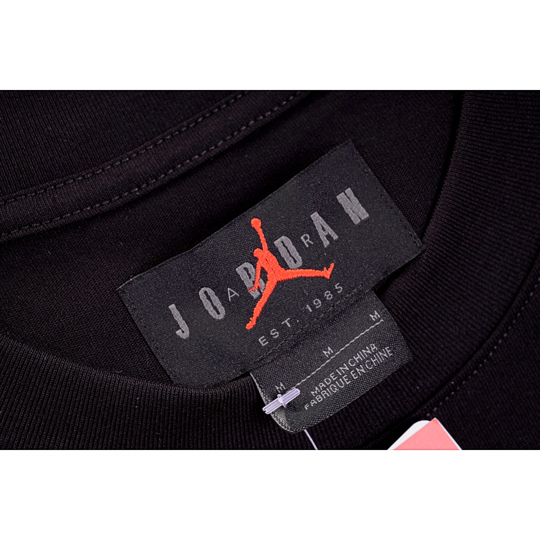 💰170
OFF-WEITE x Jordan乔丹 联名限量假两件短袖
Size：S M L XL

最新一届的AJ飞人联名假两件，简直堪称绝版。充满时尚的运动气息又保留了两个品牌的特色，网状的透气衫 使得穿在身上格外的透气，是夏天喜欢运动的潮男潮女必备品。印花采用的是康丽数码直喷工艺，每一个印花的颜色都没重复，整个版重复打版3次以上。历经艰辛，终得正果！印花饱满，画面视觉感可以说完美，可以体现出那种卡通贴画的质感！面料采用280克双股双纱纯棉面料，面料结构缜密，垂感十足！手感顺滑！ 第一道字母大底，第二道飞人覆盖，最上面一层覆盖字母F。三层字母层层叠加。主麦也摒弃了原有的外挂领标，换成直喷式印花。提高了穿着体验，档次噌噌高。面料采用双纱  260克双纱面料，垂感十足。肤感A级。主要是吸汗透气。男女同款

款式编号：AA-56056056018