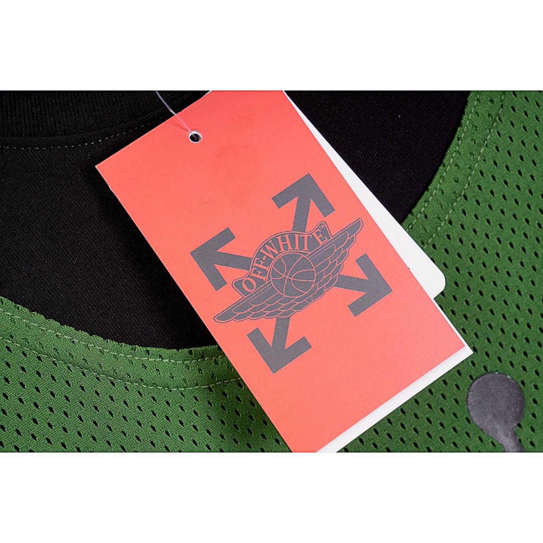 💰170
OFF-WEITE x Jordan乔丹 联名限量假两件短袖
Size：S M L XL

最新一届的AJ飞人联名假两件，简直堪称绝版。充满时尚的运动气息又保留了两个品牌的特色，网状的透气衫 使得穿在身上格外的透气，是夏天喜欢运动的潮男潮女必备品。印花采用的是康丽数码直喷工艺，每一个印花的颜色都没重复，整个版重复打版3次以上。历经艰辛，终得正果！印花饱满，画面视觉感可以说完美，可以体现出那种卡通贴画的质感！面料采用280克双股双纱纯棉面料，面料结构缜密，垂感十足！手感顺滑！ 第一道字母大底，第二道飞人覆盖，最上面一层覆盖字母F。三层字母层层叠加。主麦也摒弃了原有的外挂领标，换成直喷式印花。提高了穿着体验，档次噌噌高。面料采用双纱  260克双纱面料，垂感十足。肤感A级。主要是吸汗透气。男女同款

款式编号：AA-56056056018