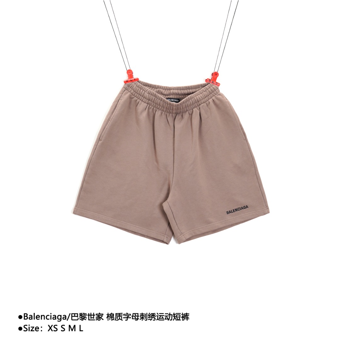 Balenciaga/巴黎世家 棉质字母刺绣运动短裤 刺绣:直线挺直,曲线圆顺;针迹整齐,边缘无参差现象;绣面平服,丝缕不歪斜;针距一致,不露底,不重叠;绣面光洁,无墨迹等污渍.采用先进的进口绣花机器来确保每一个客户的logo绣花质量. 面料:采用26支精梳棉+10支全棉,克重180G,面料用的是国产新疆优质棉纱,新疆棉花是国产棉花中公认的优等材料.布料是用国际公认的福原针织机织造,面料纹理清晰,回弹性好,抗皱性很强,耐磨性和透气性较好,贴肤,不容易松垮具有持久挺阔效果,面料光泽度、强度、耐磨性较好,缩水率小,骨架感很好.纯棉布是气流液缸生产,环保染色达到国家一等品要求,不易掉色,不容易出现折痕爪痕 版型:合身版型,好穿到一年四季都可拥有:缝纫机针采用9号圆头针,不扎破不扎断面料的纤维,走线3CM/14针的密度,紧密不松垮不稀疏;缝纫线采用进口防油处理线,不会出现油渍现象;坎车为银剑带刀进口车,不吃布、不余布,足足的品牌高货感! 款式编号:QQ-546056056018