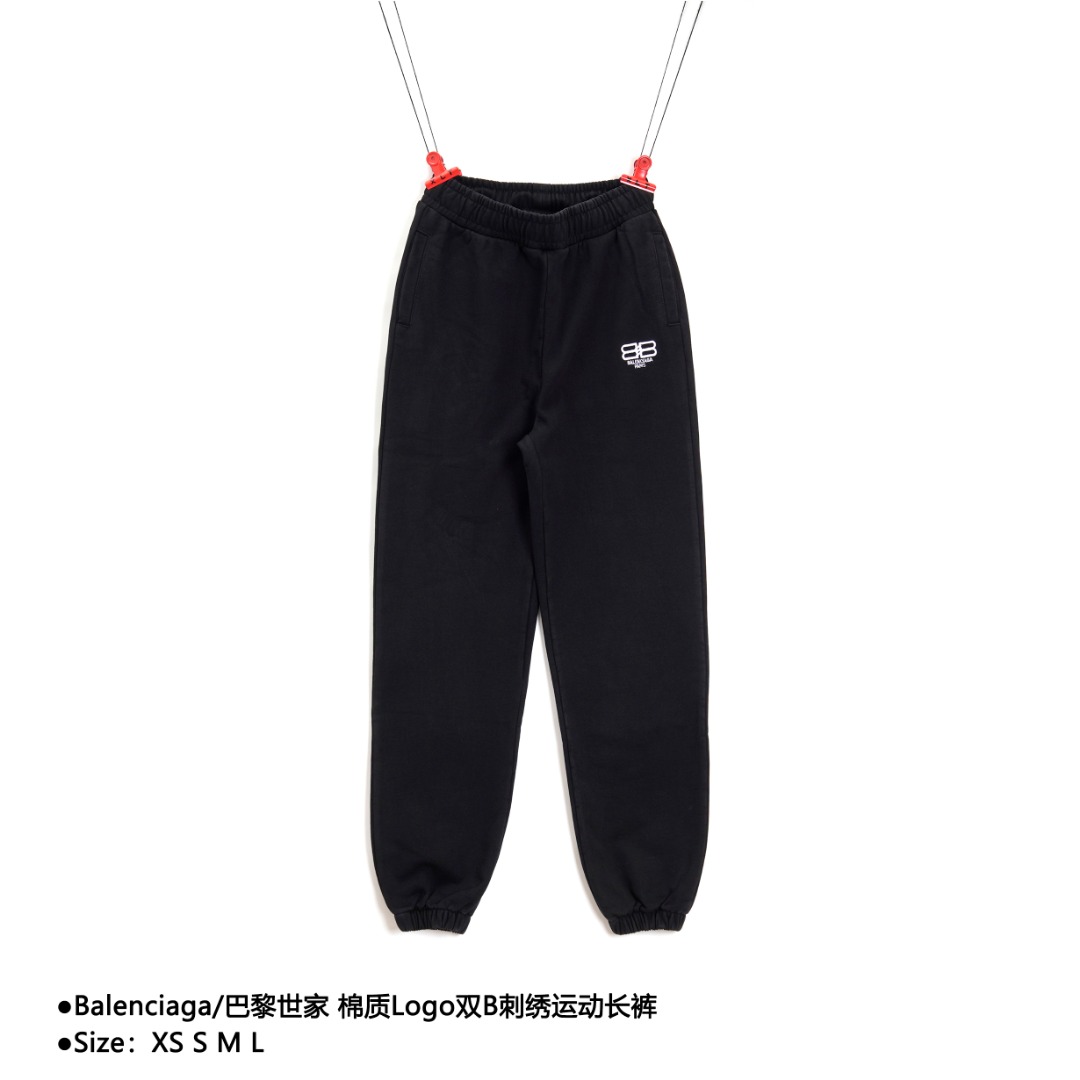 Balenciaga/巴黎世家 棉质Logo双B刺绣运动长裤 刺绣:直线挺直,曲线圆顺;针迹整齐,边缘无参差现象;绣面平服,丝缕不歪斜;针距一致,不露底,不重叠;绣面光洁,无墨迹等污渍.采用先进的进口绣花机器来确保每一个客户的logo绣花质量. 面料:采用26支精梳棉+10支全棉,克重180G,面料用的是国产新疆优质棉纱,新疆棉花是国产棉花中公认的优等材料.布料是用国际公认的福原针织机织造,面料纹理清晰,回弹性好,抗皱性很强,耐磨性和透气性较好,贴肤,不容易松垮具有持久挺阔效果,面料光泽度、强度、耐磨性较好,缩水率小,骨架感很好.纯棉布是气流液缸生产,环保染色达到国家一等品要求,不易掉色,不容易出现折痕爪痕 版型:合身版型,好穿到一年四季都可拥有:缝纫机针采用9号圆头针,不扎破不扎断面料的纤维,走线3CM/14针的密度,紧密不松垮不稀疏;缝纫线采用进口防油处理线,不会出现油渍现象;坎车为银剑带刀进口车,不吃布、不余布,足足的品牌高货感! 款式编号:QQ-56056056023