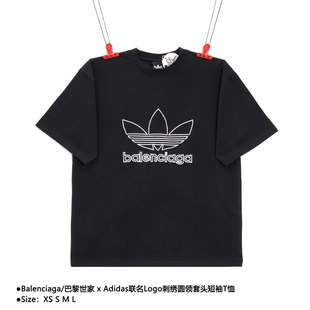💰150
Balenciaga/巴黎世家 x Adidas联名Logo刺绣圆领套头短袖T恤
Size:XS S M L
刺绣:直线挺直,曲线圆顺;针迹整齐,边缘无参差现象;绣面平服,丝缕不歪斜;针距一致,不露底,不重叠;绣面光洁,无墨迹等污渍。采用先进的进口绣花机器来确保每一个客户的logo绣花质量。
面料:采用26支精梳棉+10支全棉,克重180G,面料用的是国产新疆优质棉纱,新疆棉花是国产棉花中公认的优等材料。布料是用国际公认的福原针织机织造,面料纹理清晰,回弹性好,抗皱性很强,耐磨性和透气性较好,贴肤,不容易松垮具有持久挺阔效果,面料光泽度、强度、耐磨性较好,缩水率小,骨架感很好。纯棉布是气流液缸生产,环保染色达到国家一等品要求,不易掉色,不容易出现折痕爪痕
版型:合身版型,好穿到一年四季都可拥有:缝纫机针采用9号圆头针,不扎破不扎断面料的纤维,走线3CM/14针的密度,紧密不松垮不稀疏;缝纫线采用进口防油处理线,不会出现油渍现象;坎车为银剑带刀进口车,不吃布、不余布,足足的品牌高货感!
款式编号:QQ-56056056016
