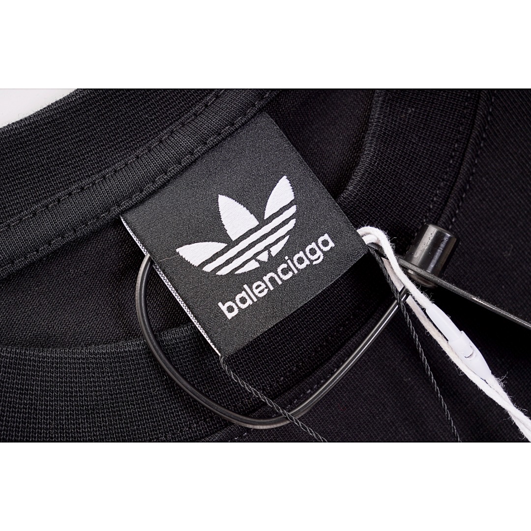 💰150
Balenciaga/巴黎世家 x Adidas联名Logo刺绣圆领套头短袖T恤
Size:XS S M L
刺绣:直线挺直,曲线圆顺;针迹整齐,边缘无参差现象;绣面平服,丝缕不歪斜;针距一致,不露底,不重叠;绣面光洁,无墨迹等污渍。采用先进的进口绣花机器来确保每一个客户的logo绣花质量。
面料:采用26支精梳棉+10支全棉,克重180G,面料用的是国产新疆优质棉纱,新疆棉花是国产棉花中公认的优等材料。布料是用国际公认的福原针织机织造,面料纹理清晰,回弹性好,抗皱性很强,耐磨性和透气性较好,贴肤,不容易松垮具有持久挺阔效果,面料光泽度、强度、耐磨性较好,缩水率小,骨架感很好。纯棉布是气流液缸生产,环保染色达到国家一等品要求,不易掉色,不容易出现折痕爪痕
版型:合身版型,好穿到一年四季都可拥有:缝纫机针采用9号圆头针,不扎破不扎断面料的纤维,走线3CM/14针的密度,紧密不松垮不稀疏;缝纫线采用进口防油处理线,不会出现油渍现象;坎车为银剑带刀进口车,不吃布、不余布,足足的品牌高货感!
款式编号:QQ-56056056016